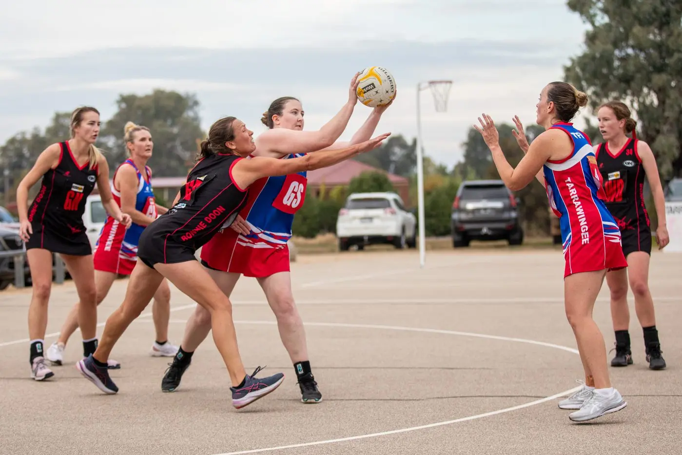 POSITIONING: Kaylee Allan holds a firm pass in the shooting ring in the Bulldogs\\' loss to Bonnie Doon. PHOTOS: Marc Bongers