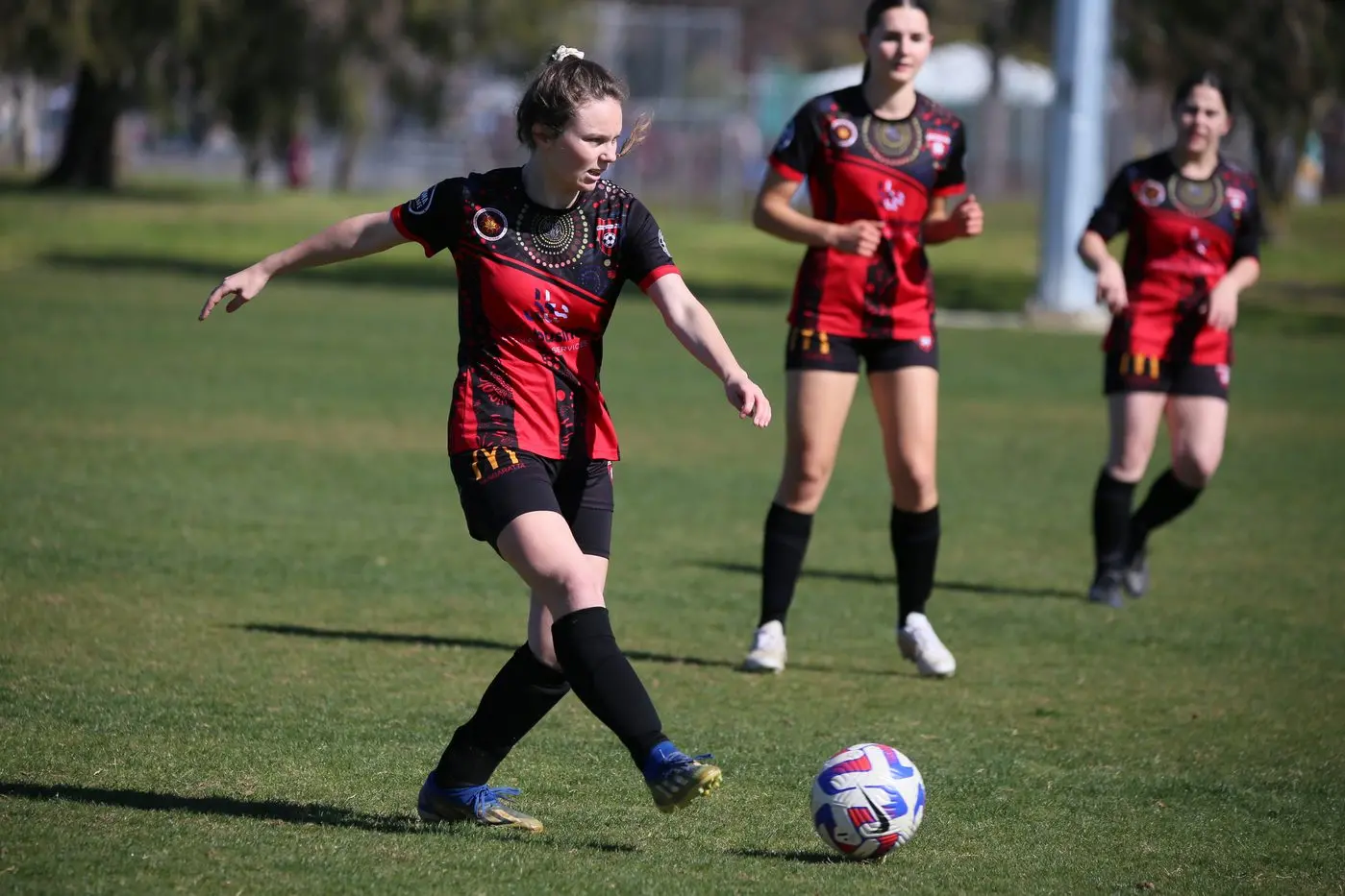 CROSS: Kaitlyn Broady passes the ball during the division one women\\'s quarter final loss. PHOTOS: Kat De Naps Photography