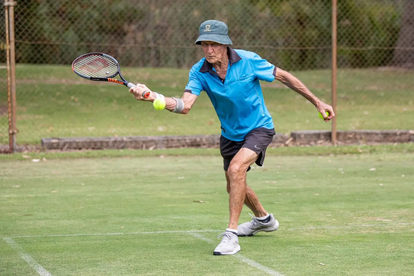 ON THE EDGE: Des Steele goes cross court. PHOTOS: Marc Bongers