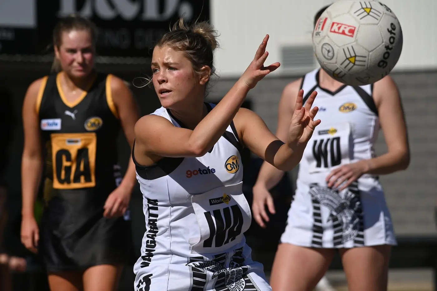 STOP IT IF YOU CAN: Talented Magpies WA Holly Humphry does the old \\'no-look\\' pass to bamboozle her opponents. PHOTOS: Melissa Beattie
