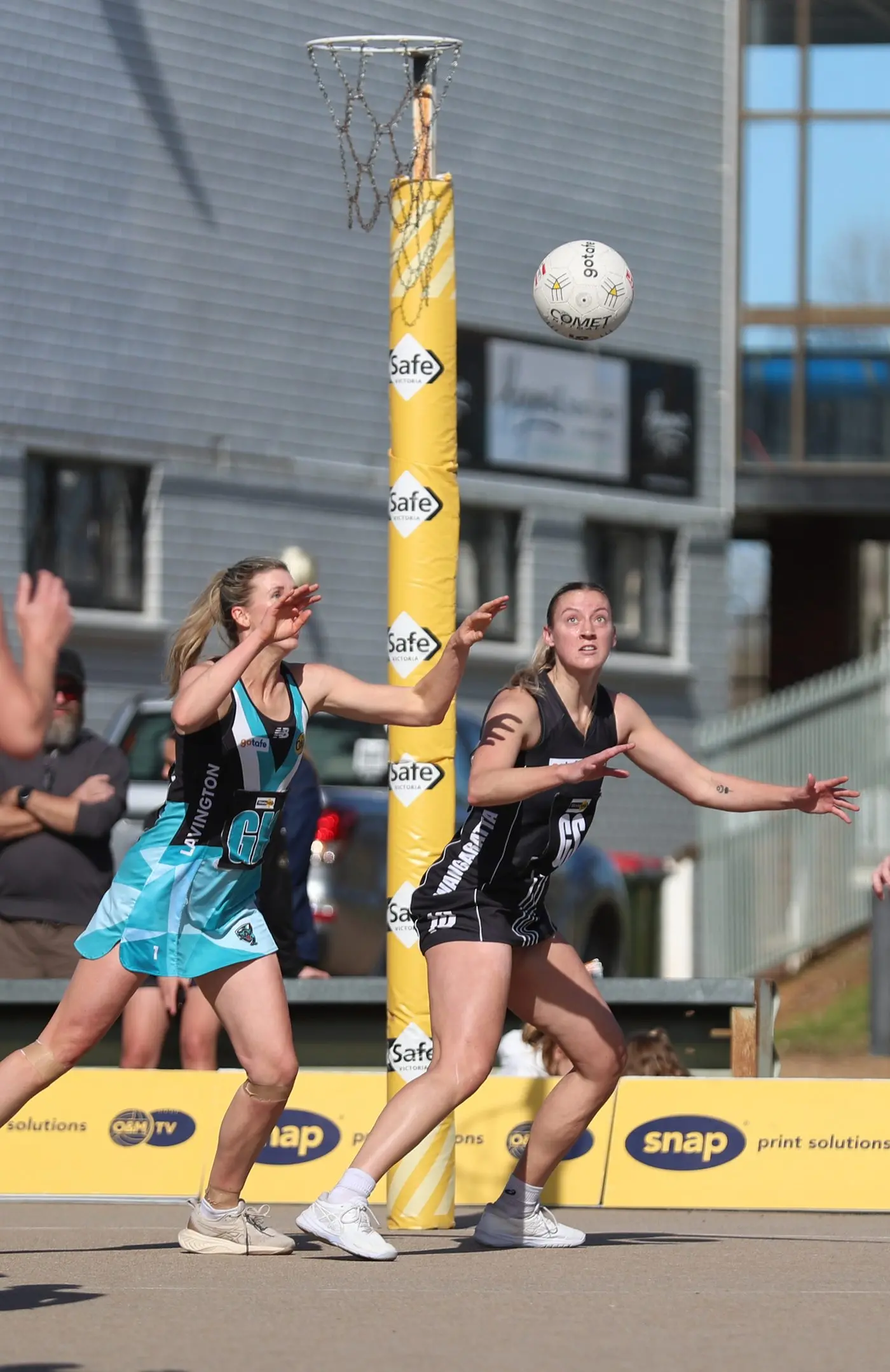 INCOMING: Magpies goal shooter Amanda Umanski sets herself to catch the ball in the bruising clash with Lavington. PHOTO: Melissa Beattie