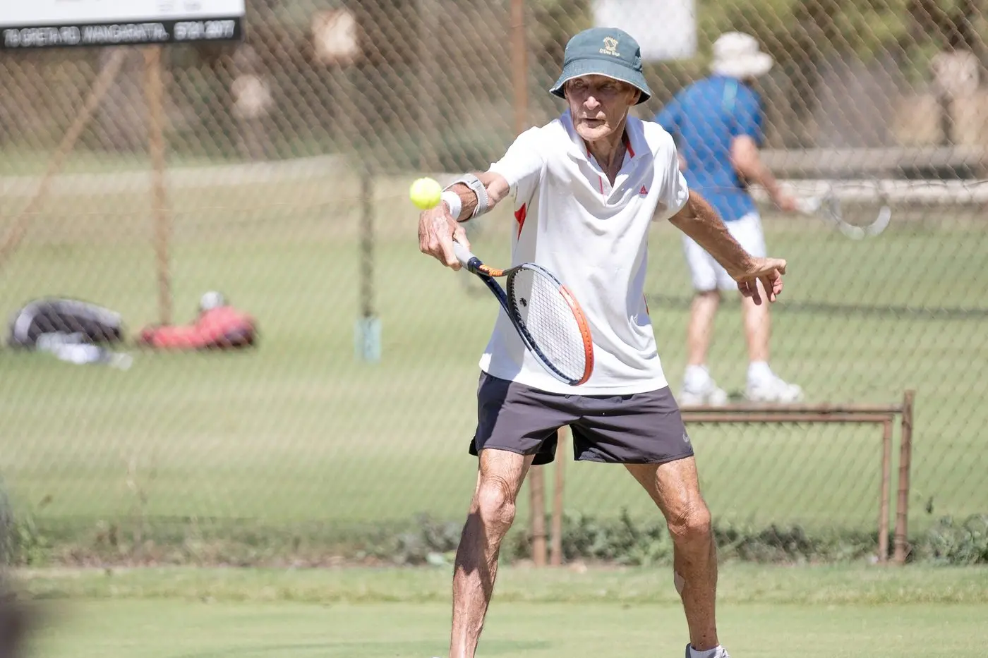 SERVE RETURNED: Des Steele flicks a shot back over the net. PHOTO: Melissa Beattie