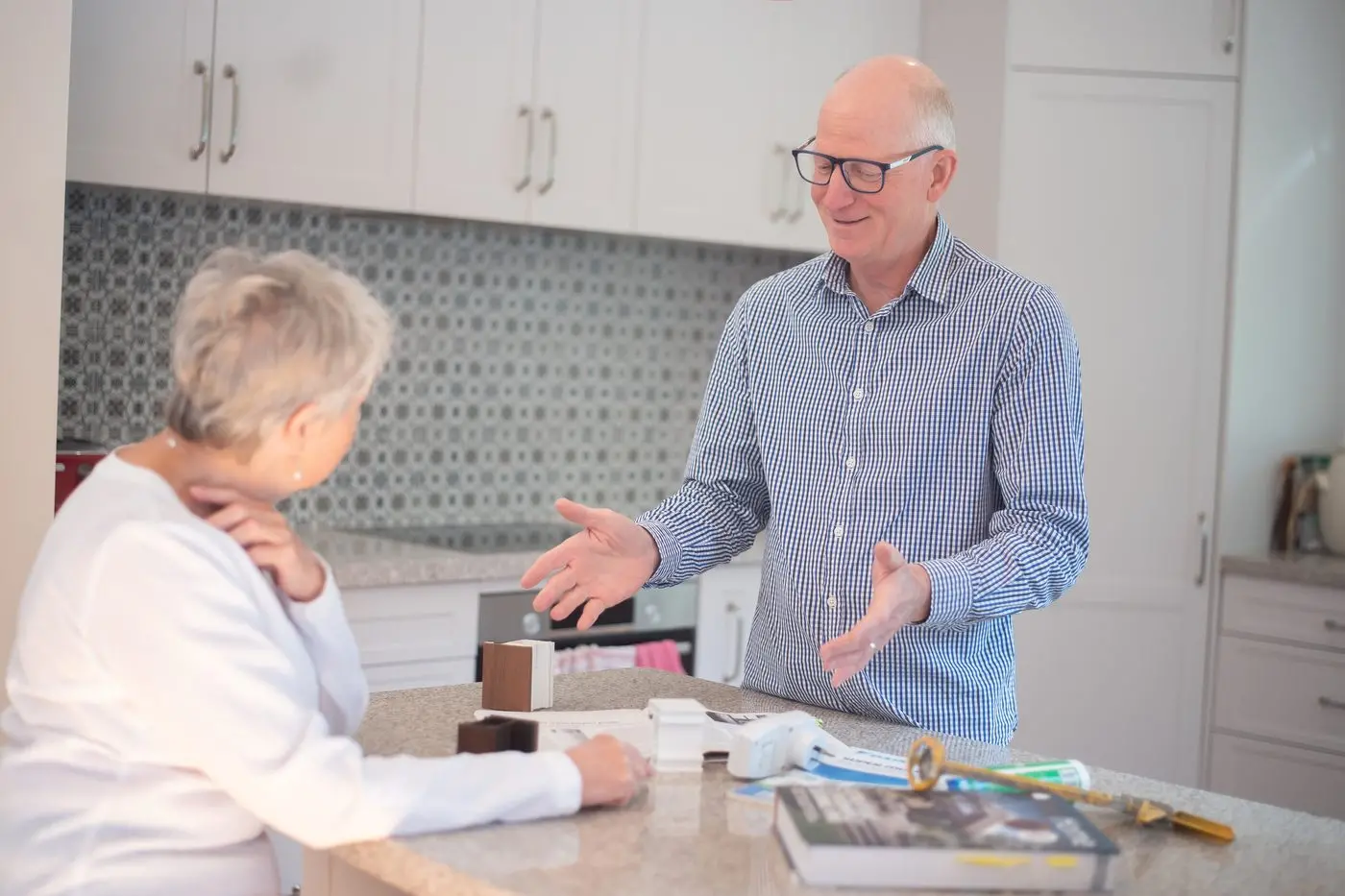 TALKING IT THROUGH: Home comfort energy adviser Tim Forcey chats with a client. Tim will be in Wangaratta on October 13 as part of an event hosted by Electrify Wangaratta.