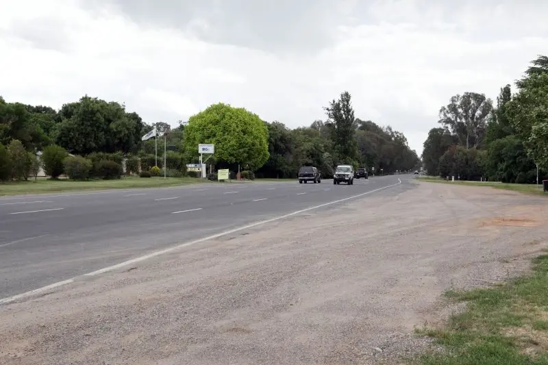 SHABBY SHOULDER: View of Bowser Road looking South towards Wangaratta with shoulder opposite the Big 4 caravan park in desperate need of renovation. PHOTO: Kieren Tilly