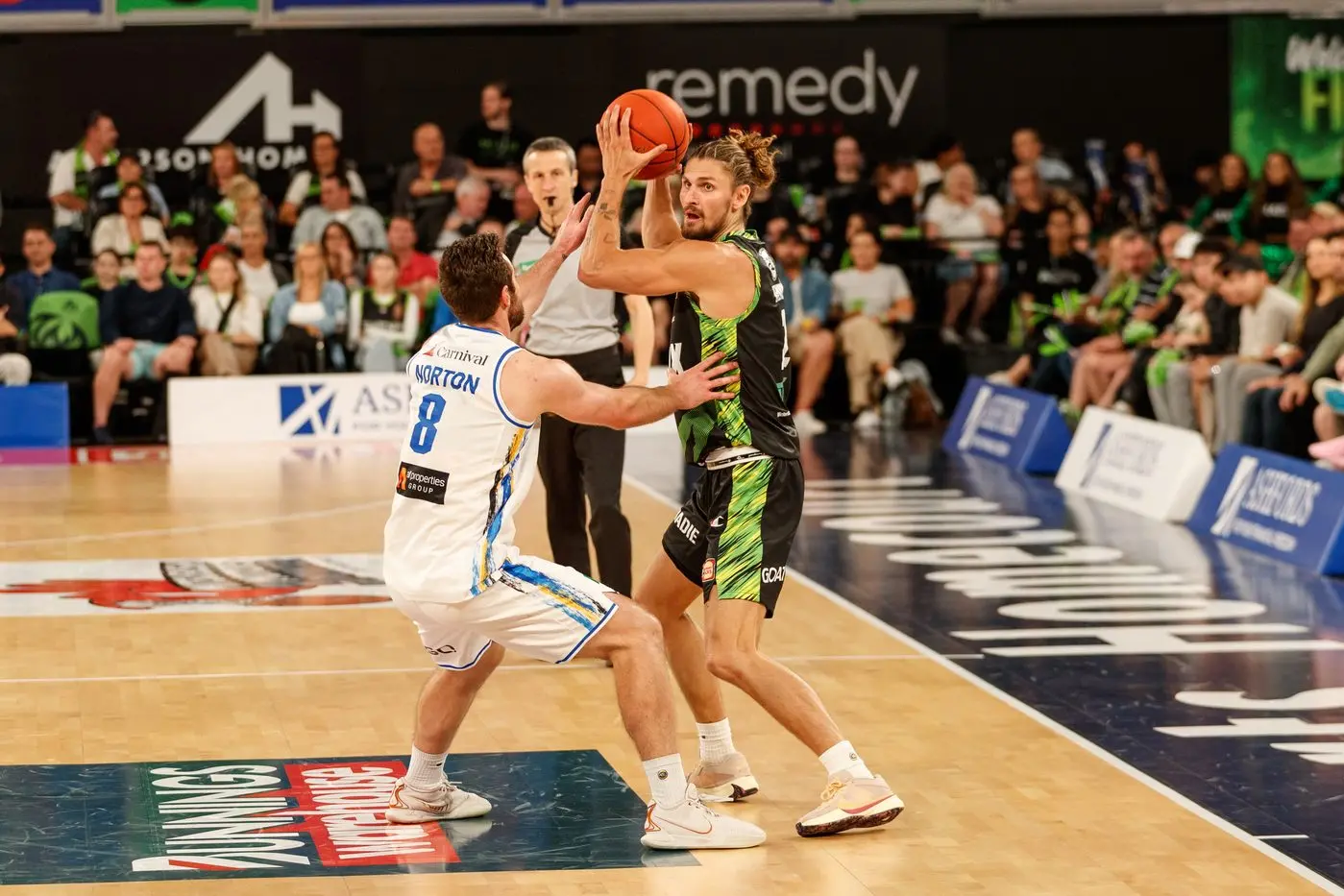 FULL PRESS: Excitement is heating up as Mitch Norton and the Brisbane Bullets prepare to take on Matt Kenyon and the South East Melbourne Phoenix in Wangaratta next week. PHOTO: PHOTO: Kadek Thatcher/Phoenix Media