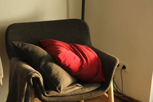 URL: https://unsplash.com/photos/a-chair-with-a-red-pillow-on-top-of-it-p7_B8U38DVA 
