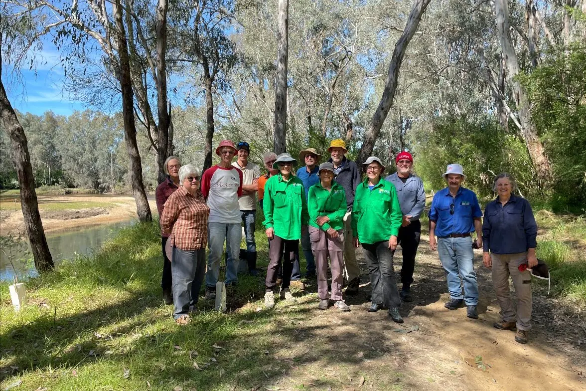 <p>54497.0REVEGETATING: Wangaratta Urban Landcare & Sustainability Group members recently joined forces with the North East Catchment Management Authority to plant native trees on the Ovens River near Wangaratta. PHOTO: Sally Day, North East CMA</p>\\n