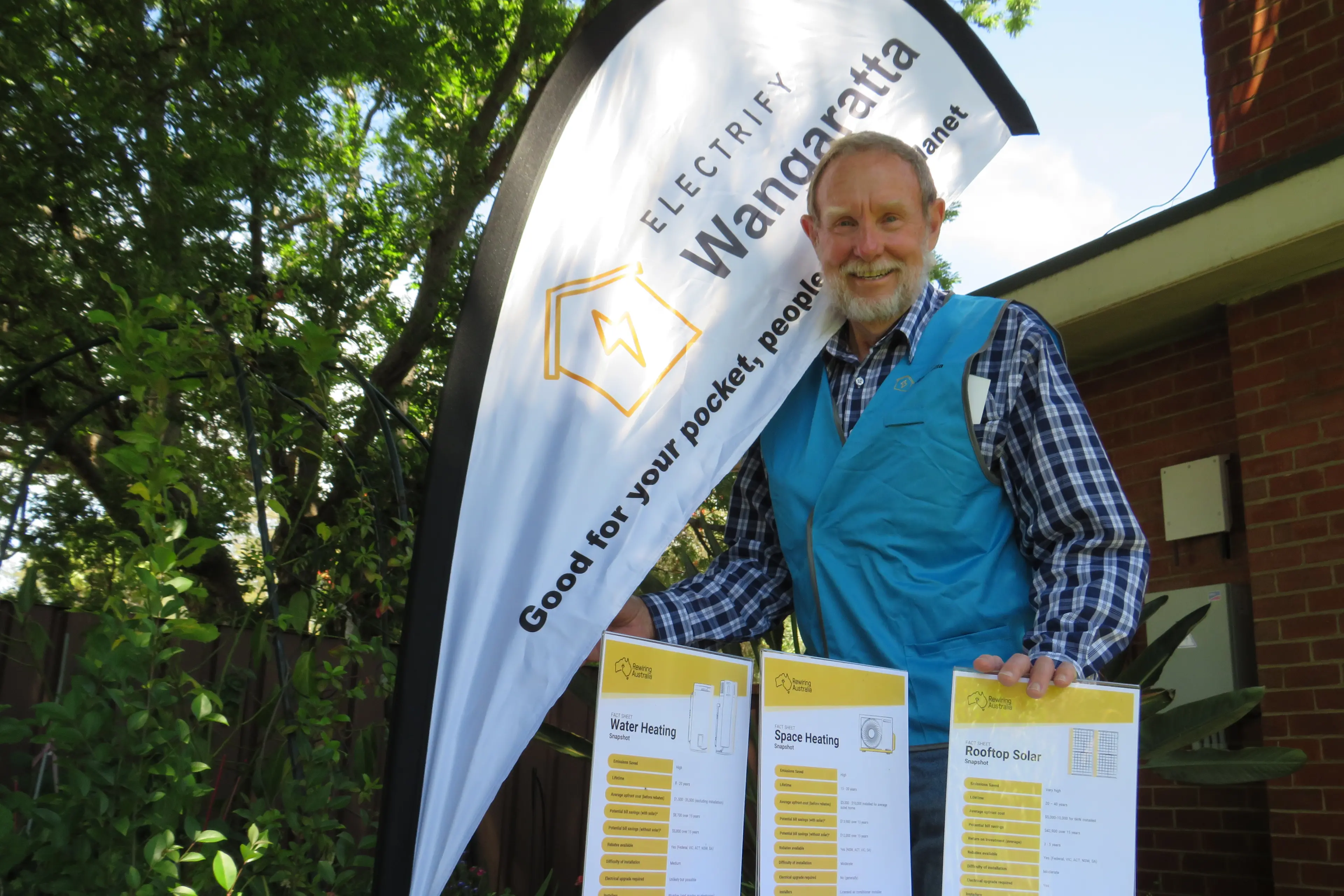 <p>TAILORING KNOWLEDGE: John Naylor from Electrify Wangaratta encourages locals to find out more about home electrification, and to tell the group what the community needs to know, at this Sunday\\'s Wangaratta Community Market. PHOTO: Simone Kerwin </p>\\n