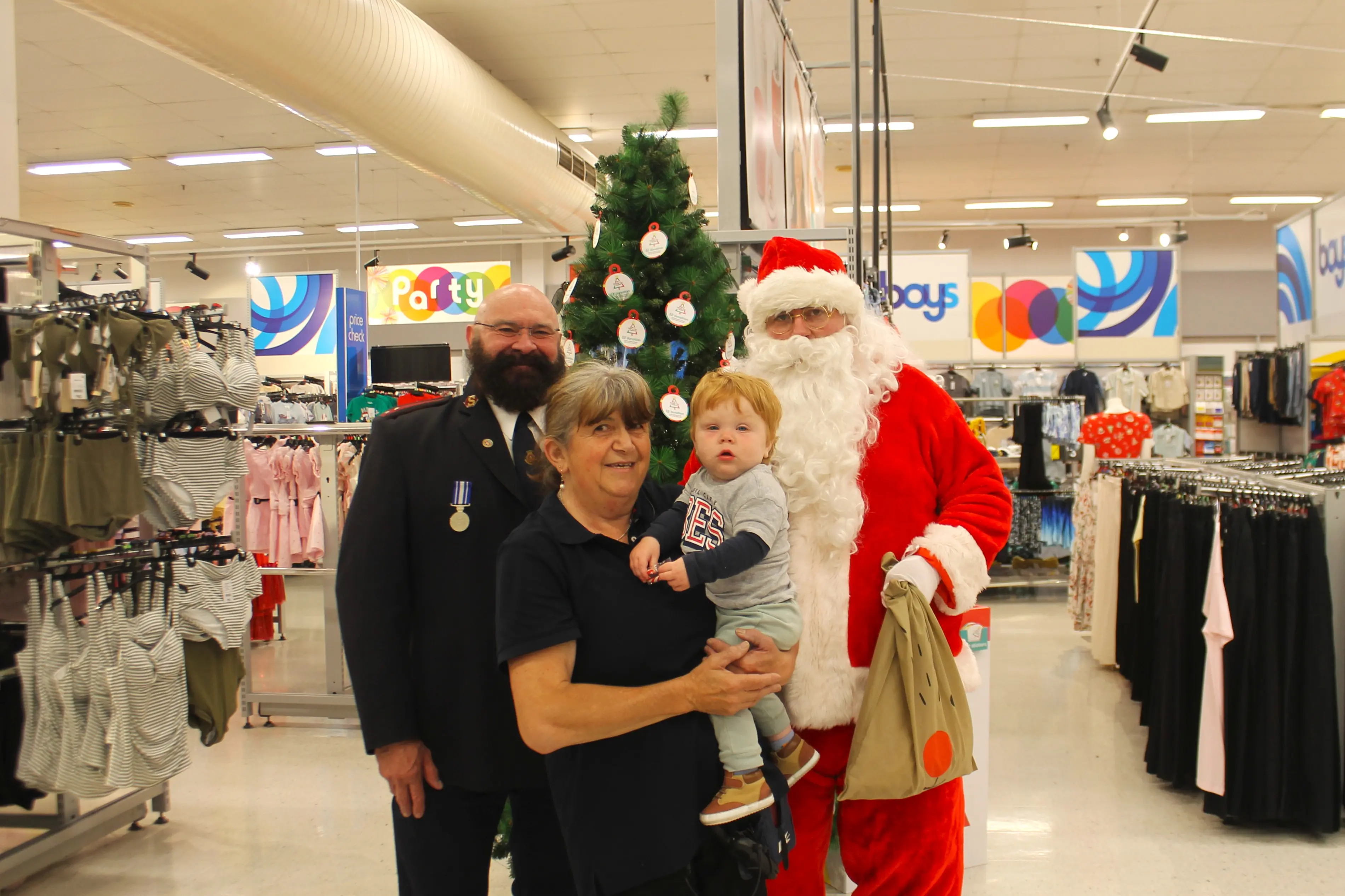 <p>CHRISTMAS SPIRIT: Stan Oldfield, Anna McDonald with her grandson Aiden McKendry (1) and Santa (Harry Miller). PHOTO: Jordan Duursma </p>\\n