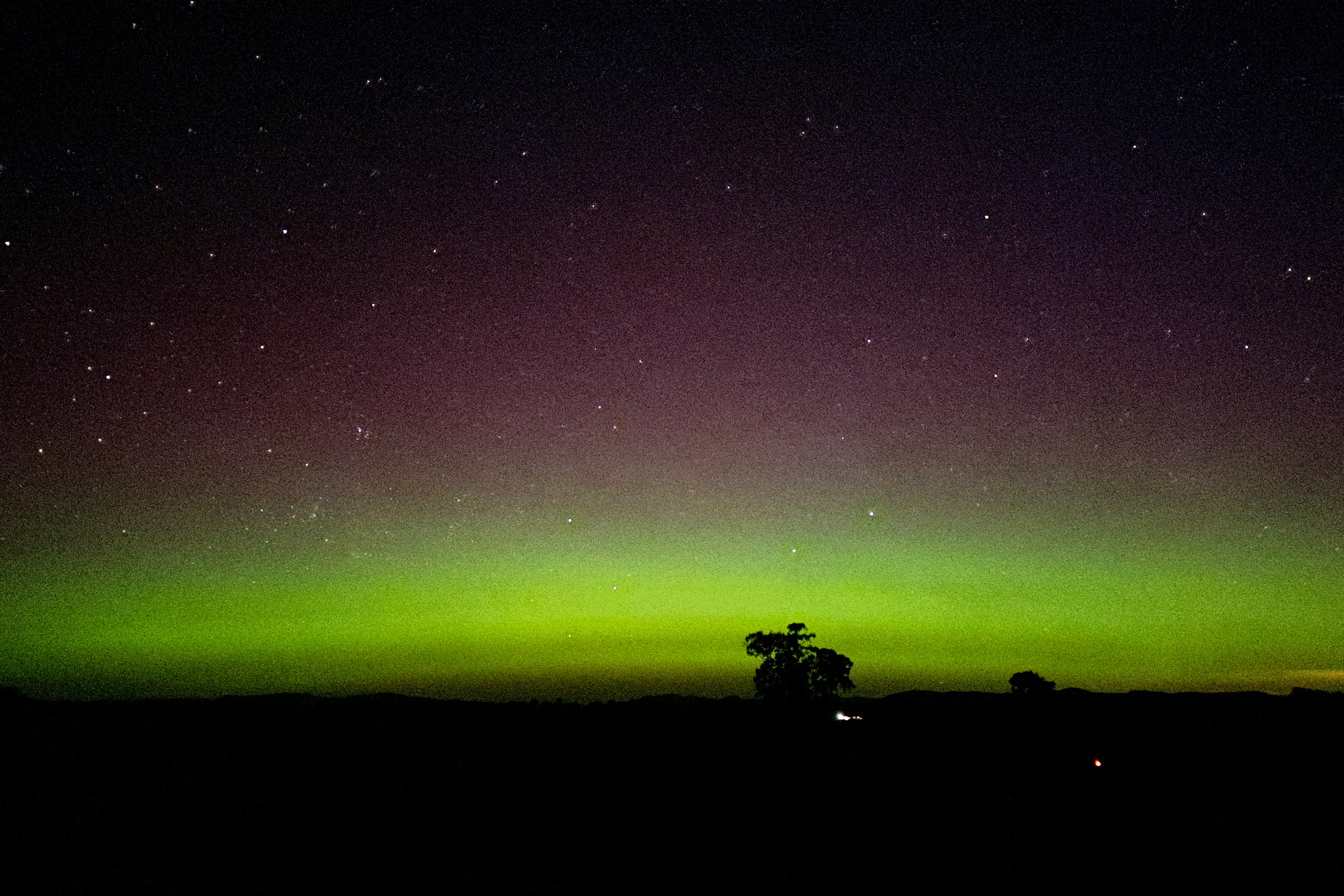 <p>NATURAL SPECTACLE: Locals were in awe of the moving bands of neon colours that lit up the sky on Wednesday night. PHOTO: RenSmart Photography </p>\\n