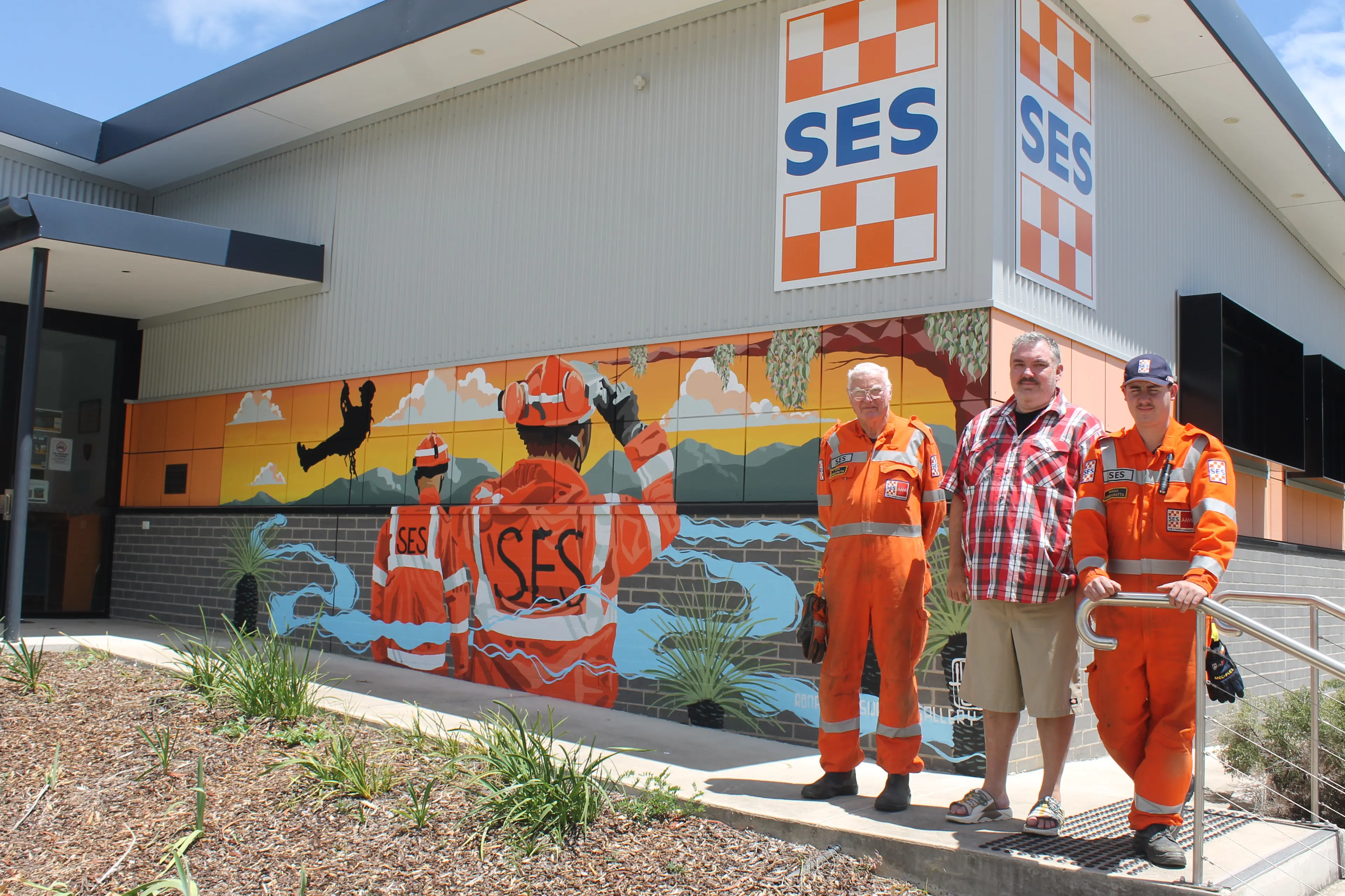 <p>WANGARATTA\\'S OWN: Peter Moncrieff (left), Ronan Holdsworth and Damien French in front of the new VICSES Wangaratta mural.</p>\\n