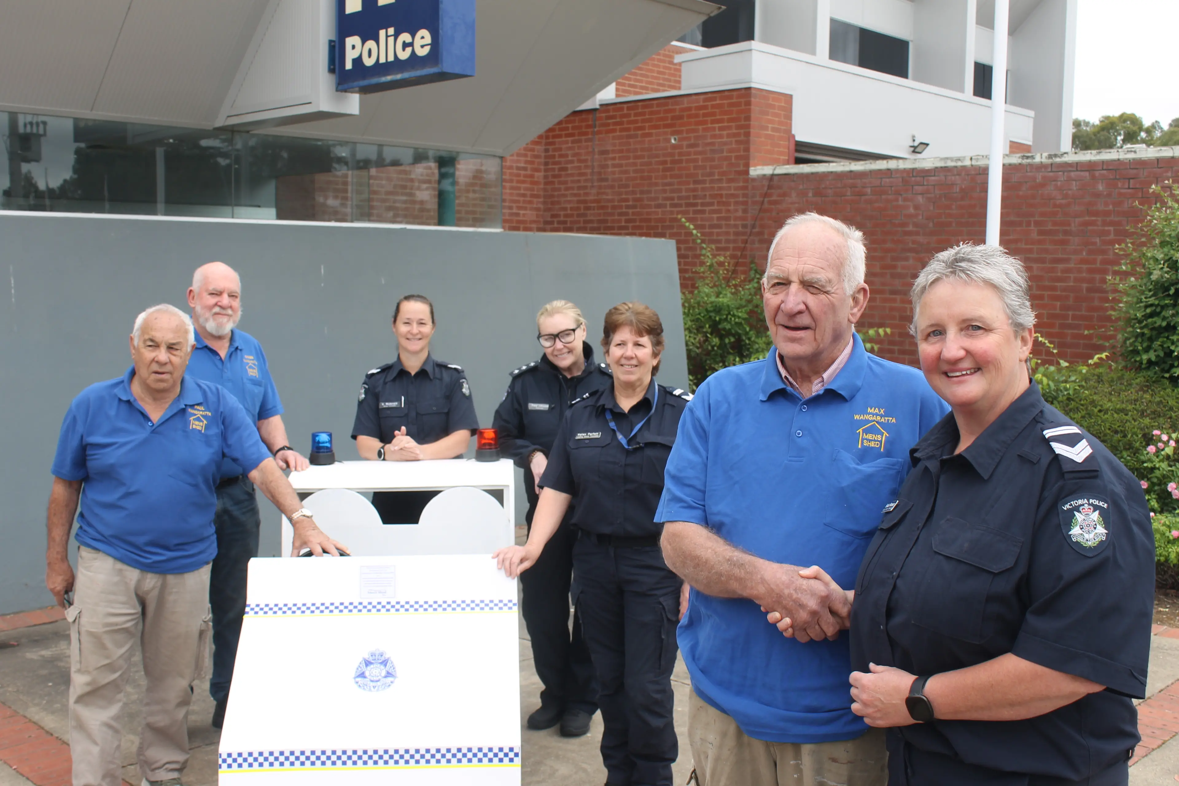 <p>NEW WHEELS: Wangaratta District Men\\'s Shed and Wangaratta police members Paul Servaes (left), Owen Rich, Senior Constable Hayley McDonald, Inspector Tracy Johnston, Leading Senior Constable Helen Parfett, Max Vincent and Leading Senior Constable Belinda Morrison are thrilled with the new Wangaratta police mini-divvy van. PHOTO: Bailey Zimmermann</p>\\n