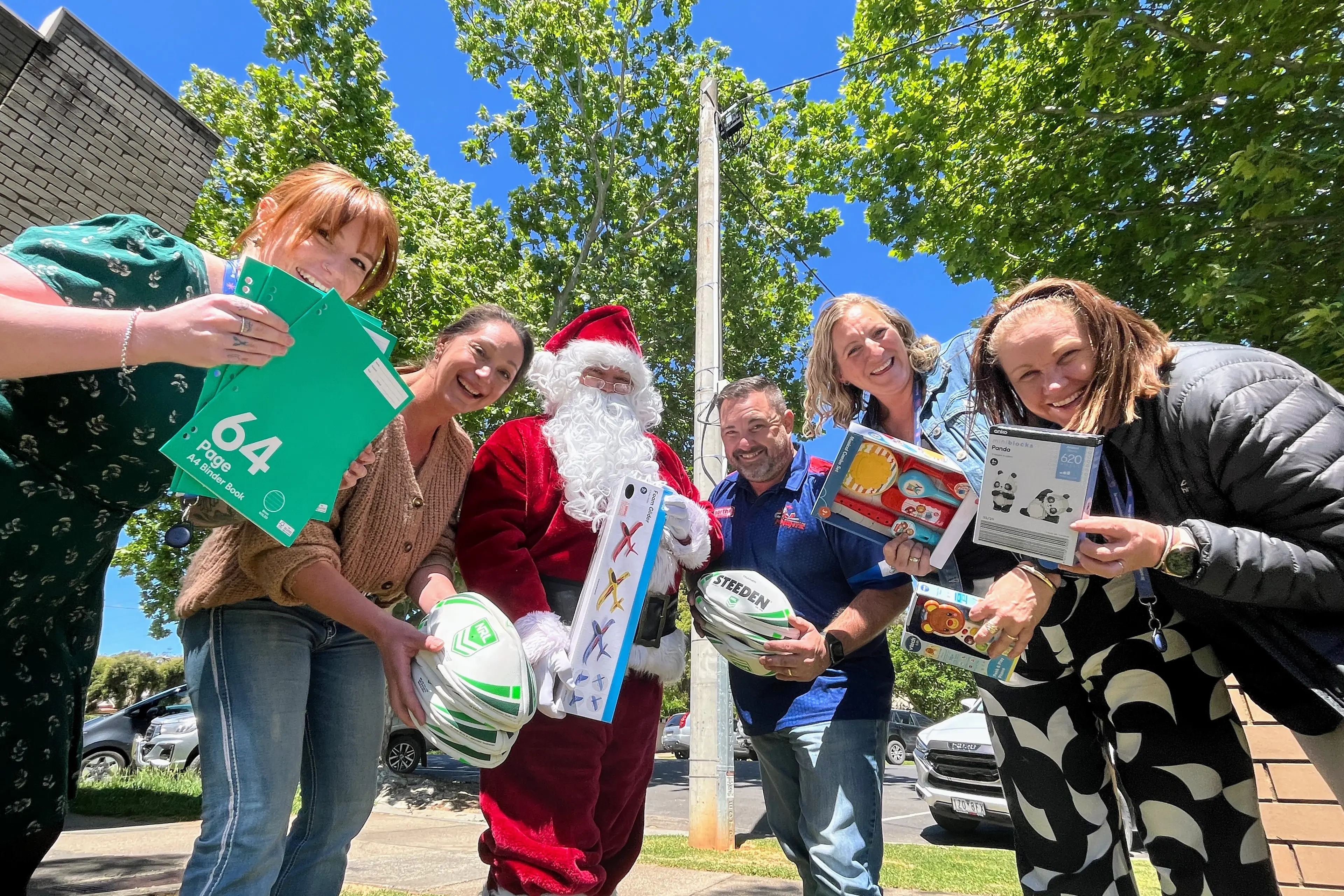 <p>TIME TO GIVE: (From left) Ann Gardner, Hayley Jensen (CAV), Brent Hansen (Knights), Shawn Dromi (Santa), Freddie Allan (Knights), Adelaide Fitzpatrick (CAV), Amy Butler (Knights) invite others to support the Give-A-Gift-Appeal. PHOTO: Kelly Timms</p>\\n