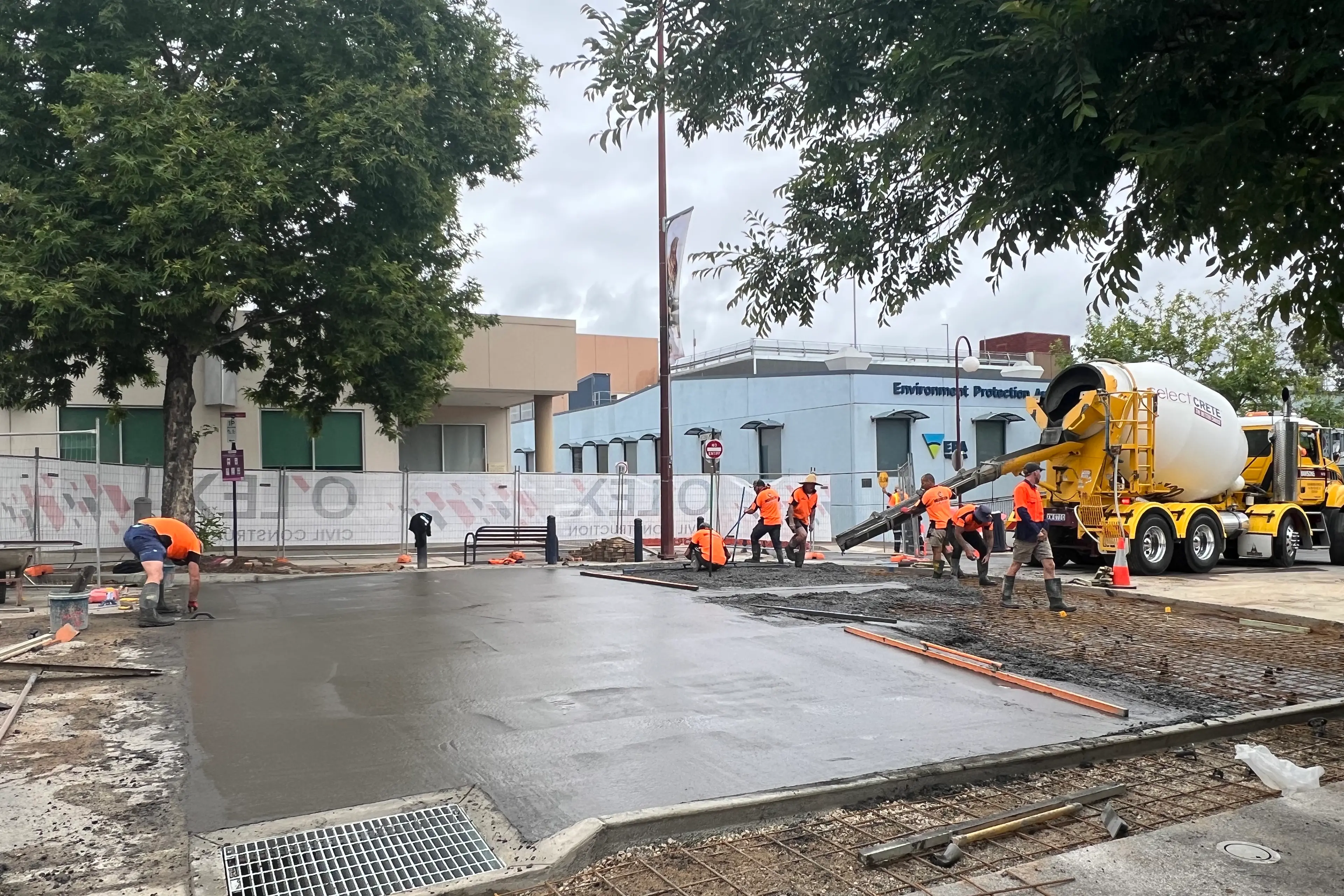 <p>AHEAD OF SCHEDULE: The new \\'wombat crossing\\' in Faithfull Street was due to be completed Friday afternoon.</p>\\n