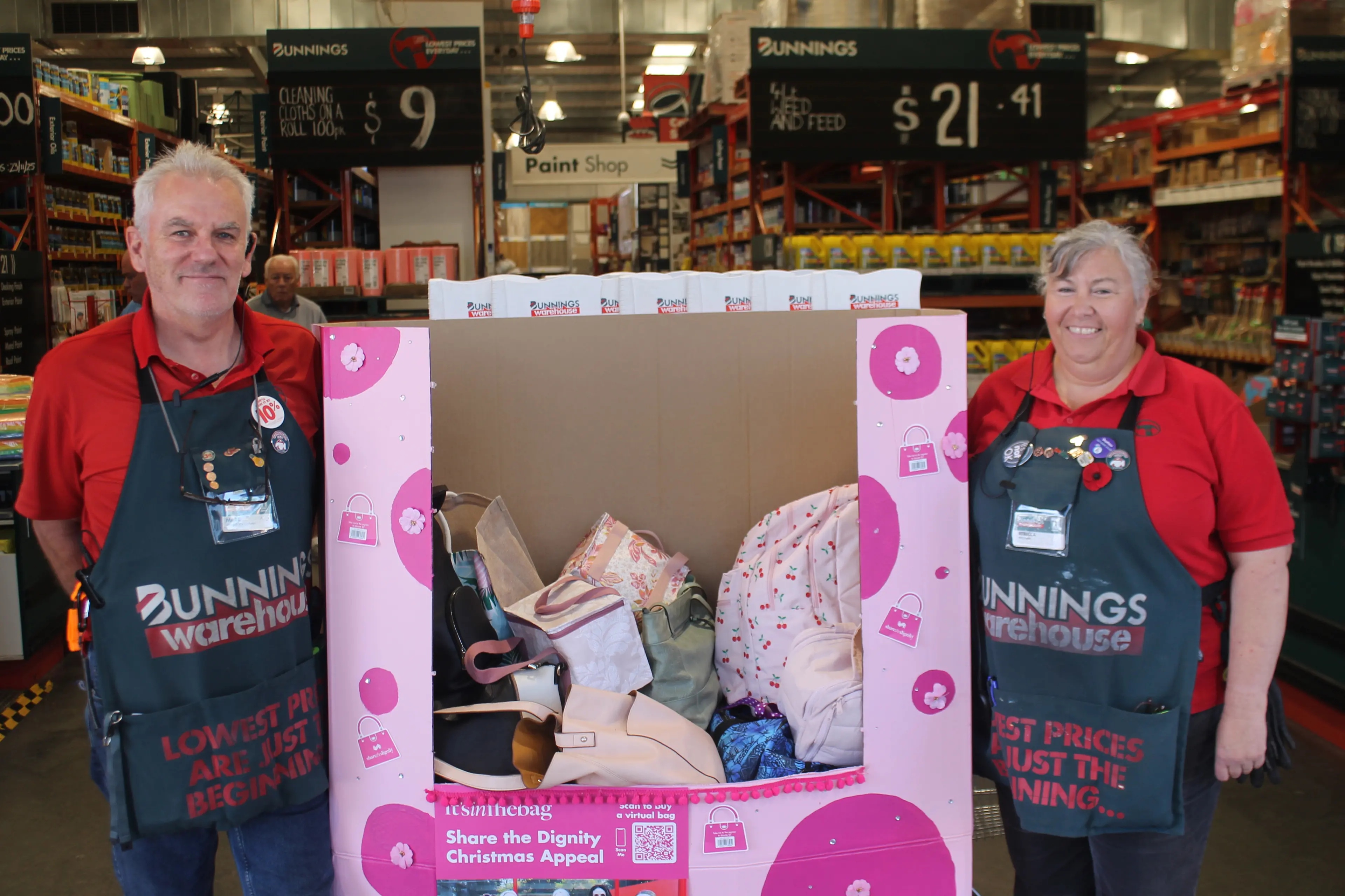 <p>DONATIONS WELCOME: Bunnings Wangaratta lifestyle coordinator Mark Magerstein, with Bunnings Wangaratta activities organiser Rebecca Saward, are supporting the \"It\\u2019s in the Bag\" appeal, helping women in crisis. PHOTO: Shane Douthie</p>\\n