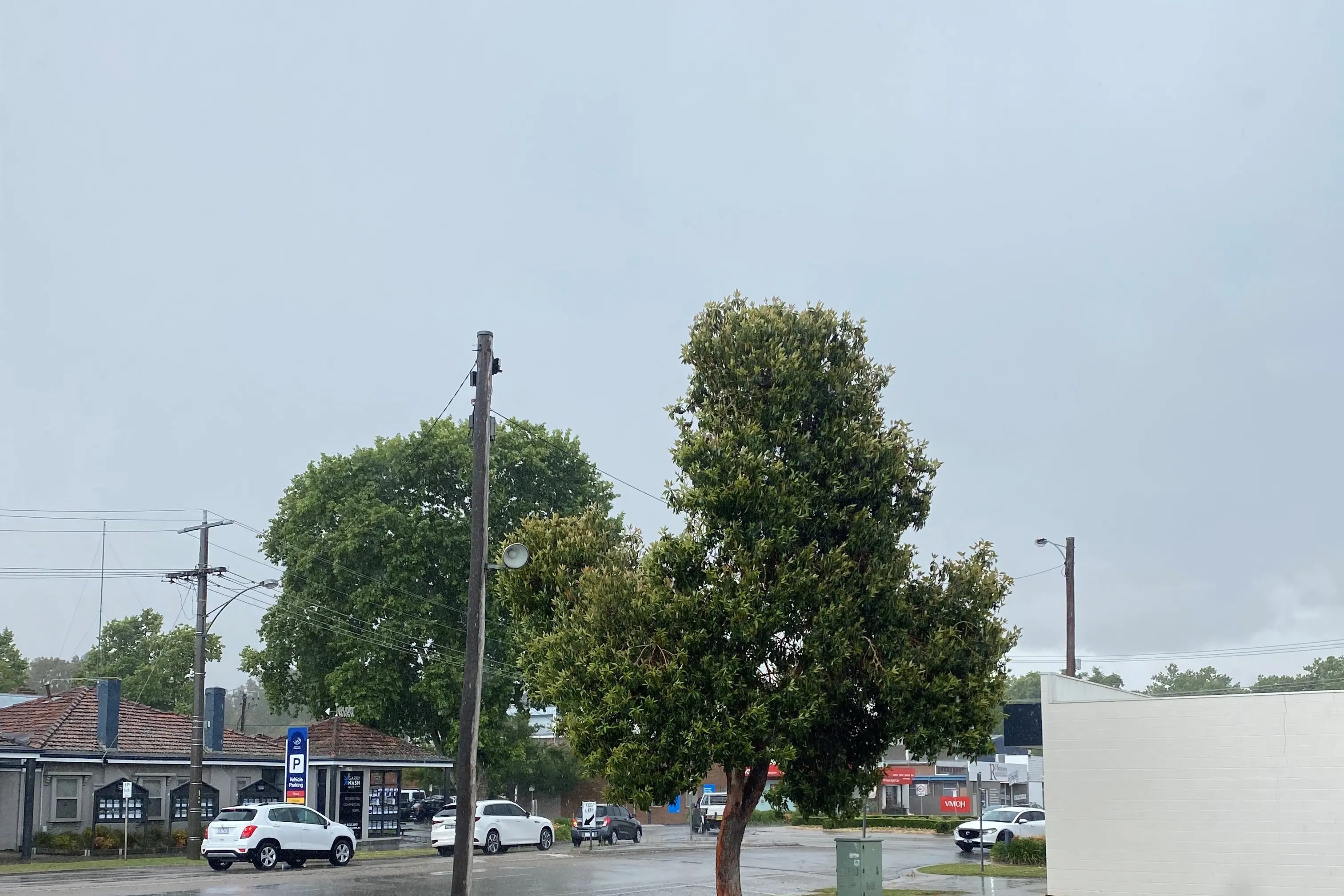 <p>BELOW AVERAGE: The Bureau of Meteorology\\u2019s weather station at Wangaratta Airport recorded rainfall on 10 days throughout November, but the total for the month reached just 36.4mm. PHOTO: Jordan Duursma </p>\\n