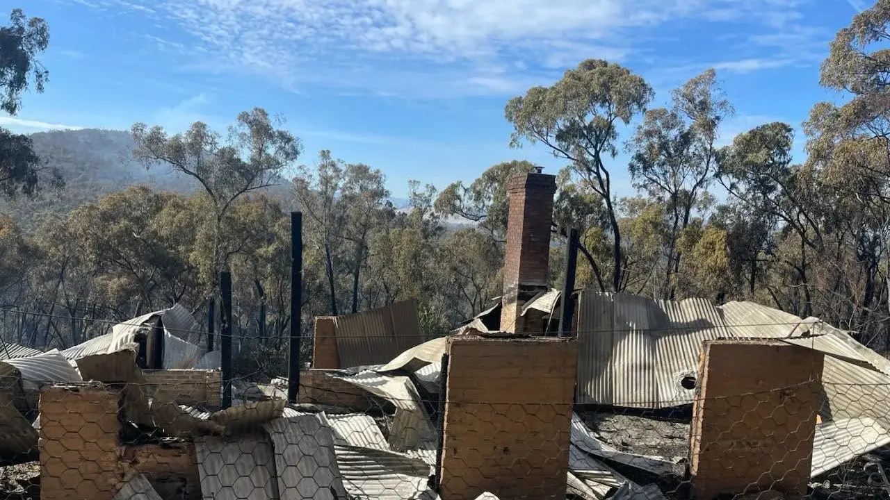 Henley Ridge residents assess bushfire losses