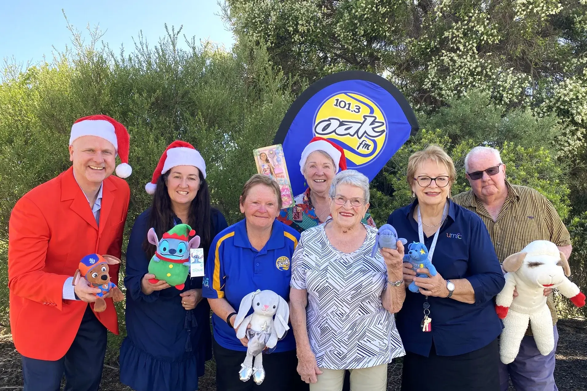 <p>GIVING SEASON: Gateway Health CEO Trent Dean, Kelly Timms Centre Against Violence, Kathy Woodward Oak FM, Ruth Davenport Gateway Health, Elaine Craven Oak FM, Maria Aivaliotis UMFC and Cliff Wolstenholme Oak FM met together on Wednesday morning to hand the gifts collected at Oak FM over to UMFC to give to children in need. PHOTO: Jordan Duursma </p>\\n