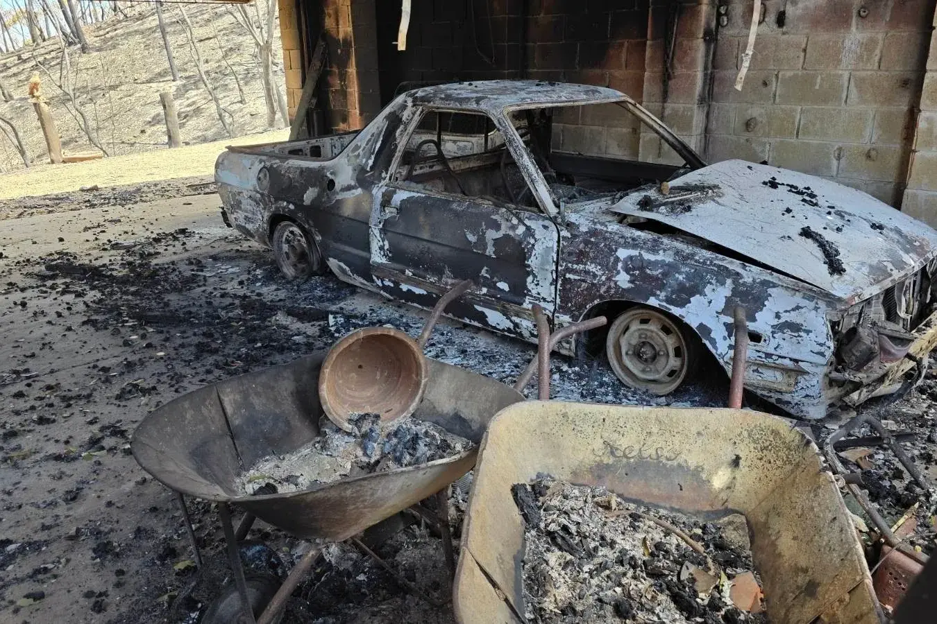 <p>SUPPORTING ONE ANOTHER: Local residents are calling for donations to help Markwood families devastated by recent fire to rebuild.</p>\\n