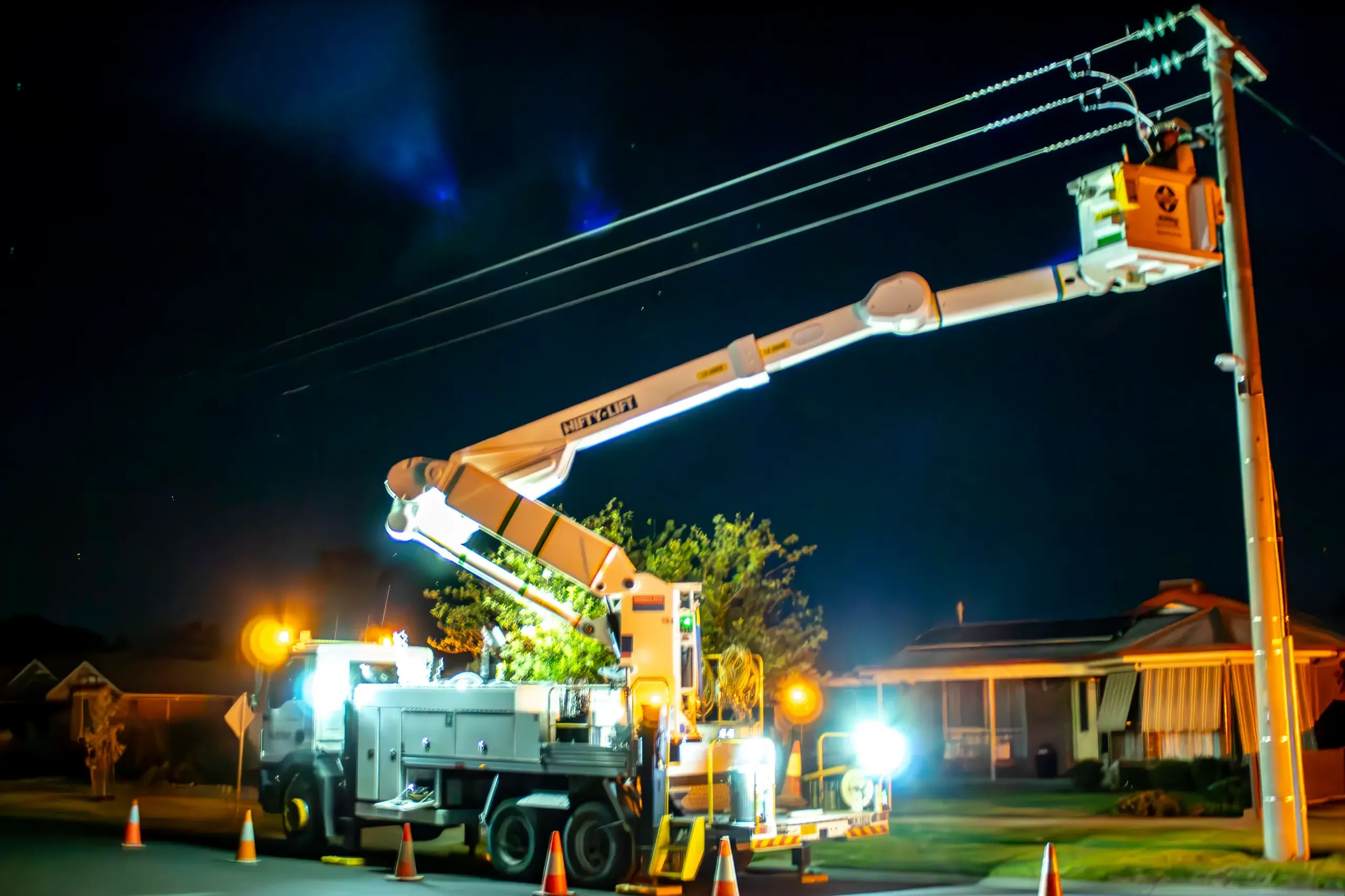 <p>CHARGING UP: Crews work to repair a power outage overnight on Tuesday, which impacted several Wangaratta homes. PHOTO: Amanda Chrystal</p>\\n