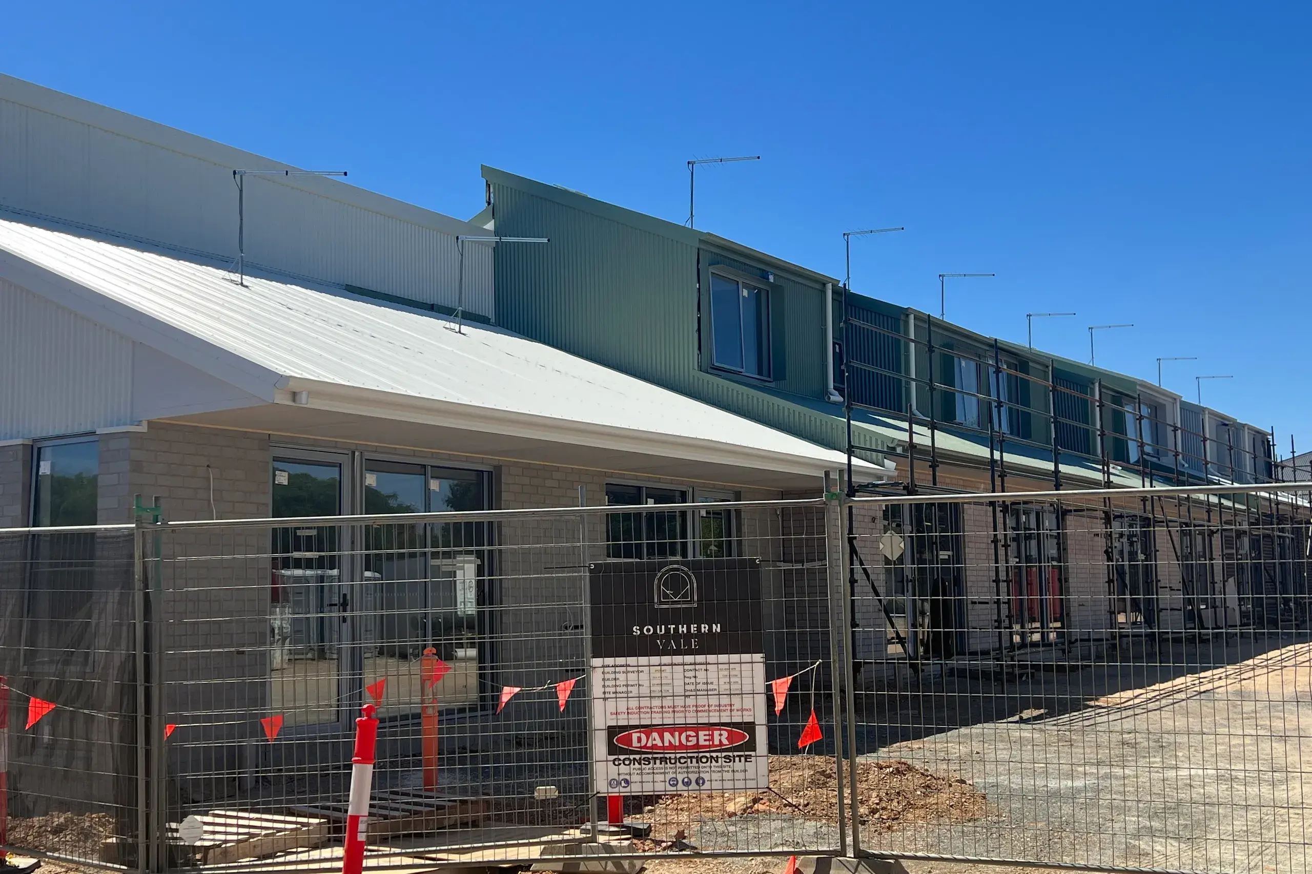 <p>LOCK-UP: Nine units being built in Dixon Street for Northeast Health Wangaratta staff accommodation are are schedule for completion by 30 June. PHOTO: Jeff Zeuschner</p>\\n