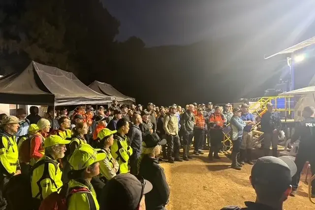 <p>TEAM MEETING: More than 100 police from various Victoria Police units and volunteers have scoured the Mount Buffalo National Park this week.</p>\\n