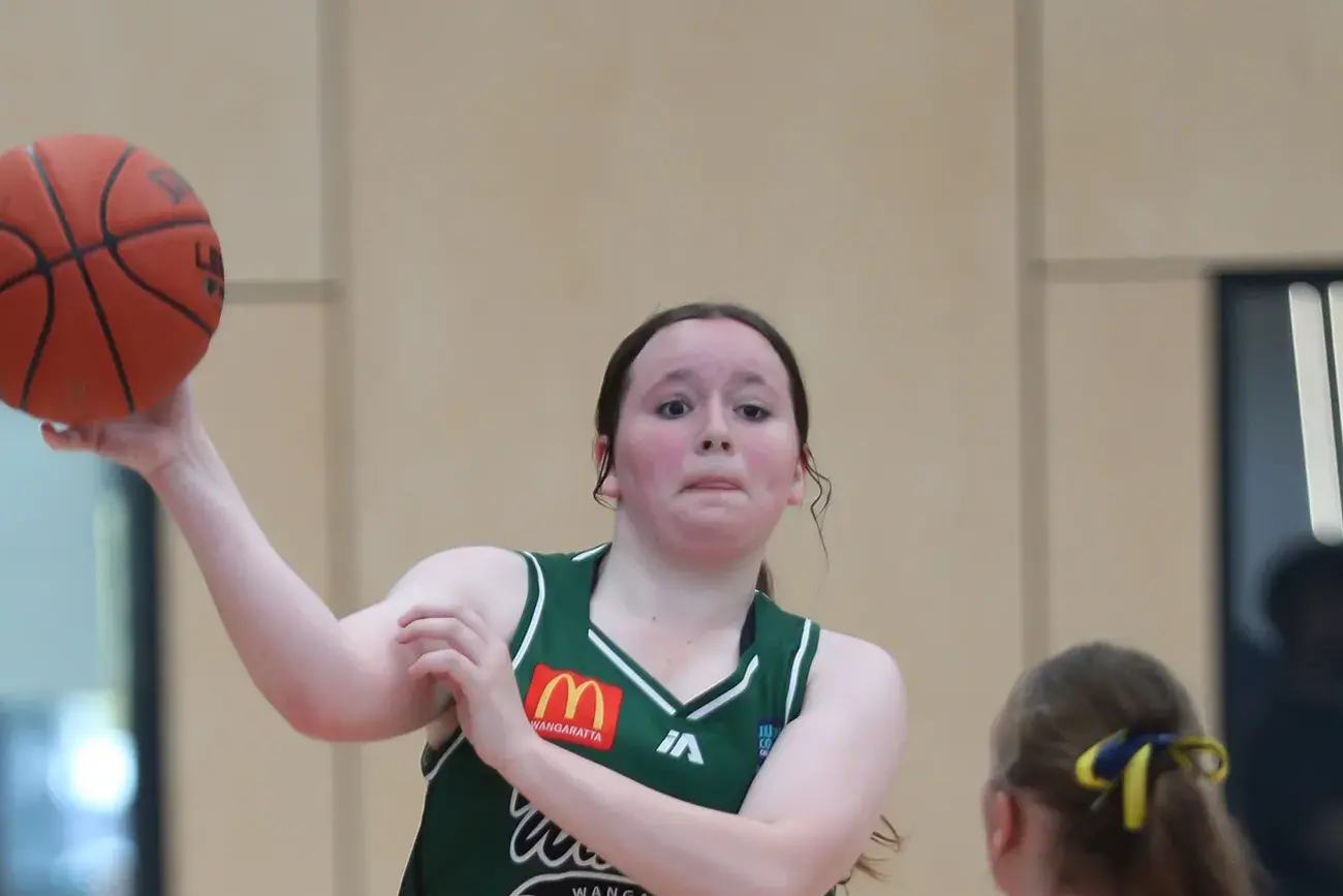 <p>DYNAMIC MOVE: Ashley Eliott-Scragg fires a pass off. PHOTOS: Melissa Beattie</p>\\n