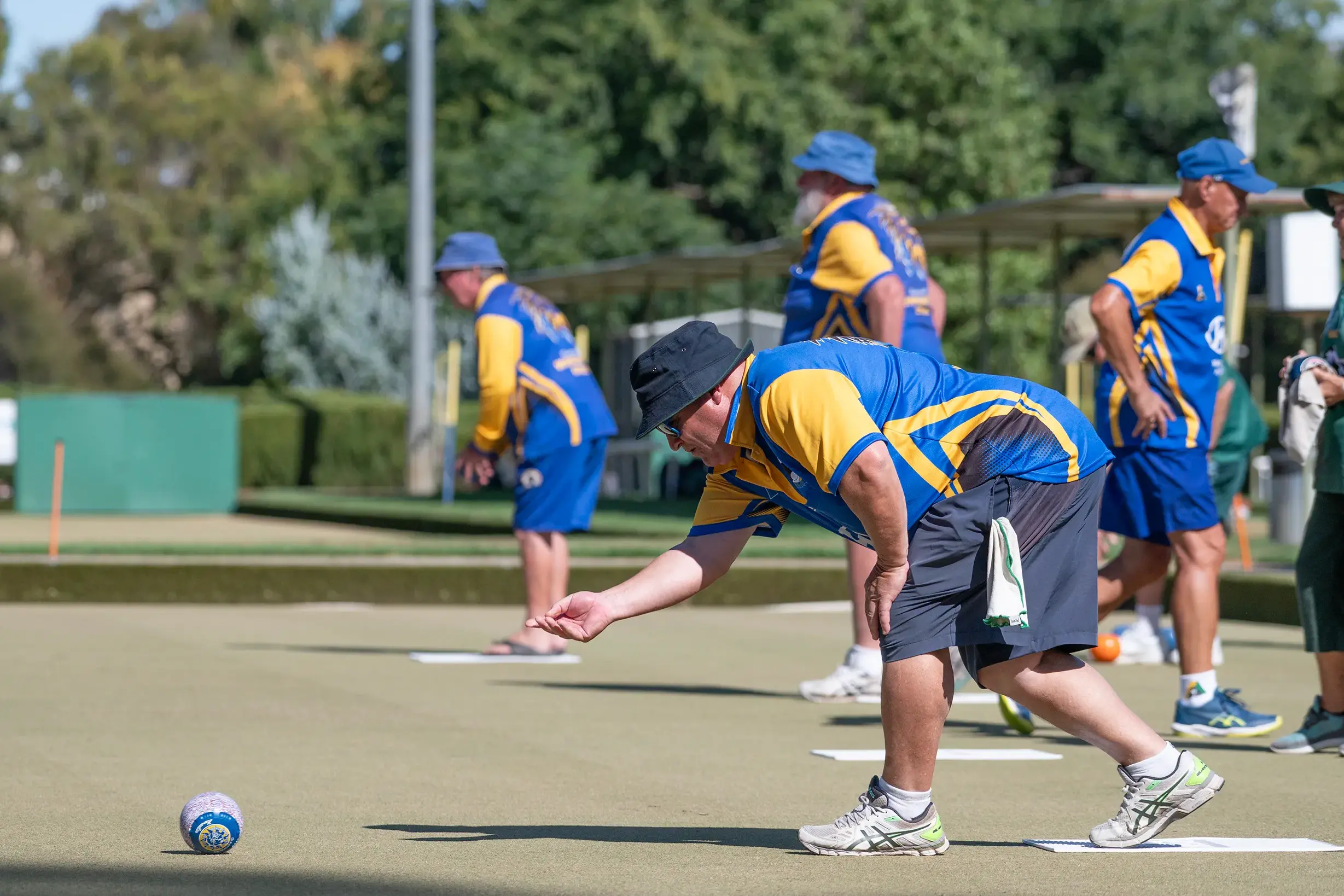 <p>DOWN THE GREEN: Terry Braden lets loose a shot for Wangaratta\\'s A1 side. PHOTO: Melissa Beattie</p>\\n