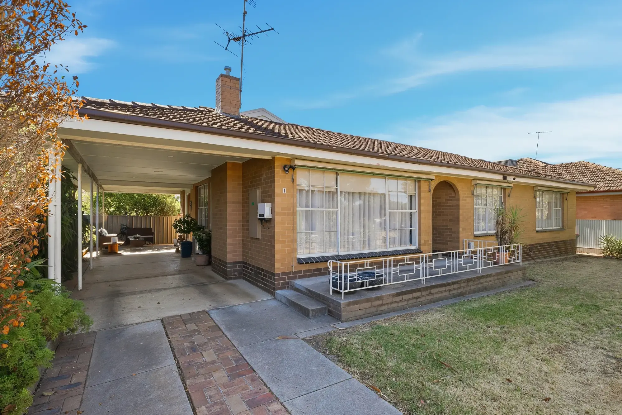 <p>This classic West End renovated home in an ideal location is perfect for the first home buyer or savvy investors all ready to go for the new owner.</p>\\n