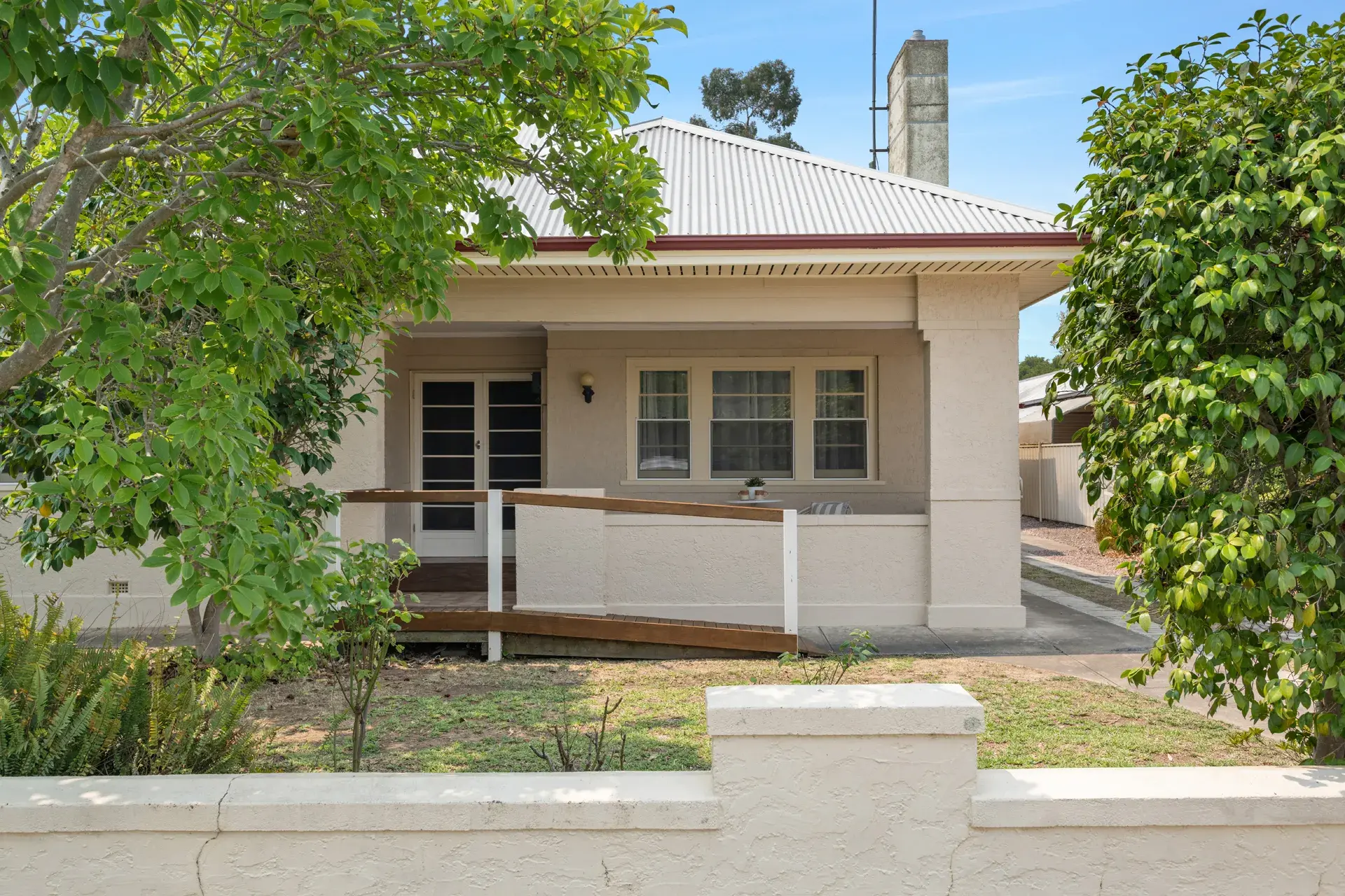 <p>Positioned in a central and highly convenient location, this unique dual-dwelling property presents outstanding flexibility for extended family living, guest accommodation or potential rental income.</p>\\n