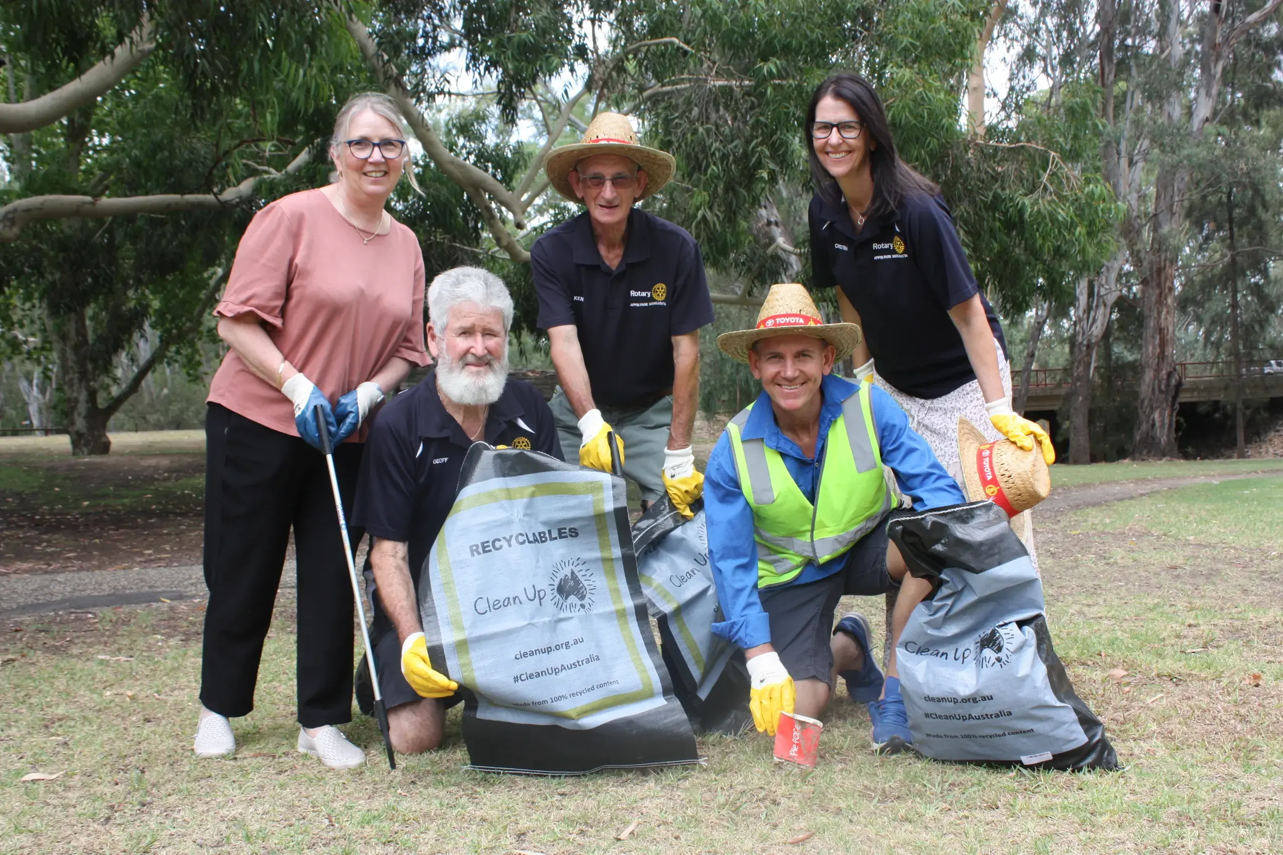 <p>LEND A HAND: Roll up your sleeves and help keep our backyard tidy with Jackie Creek, Geoff Dinning, Ken Craig, Nick Creek and Christina Pizzini at local Clean Up Australia Day event. PHOTOS: Jordan Duursma </p>\\n