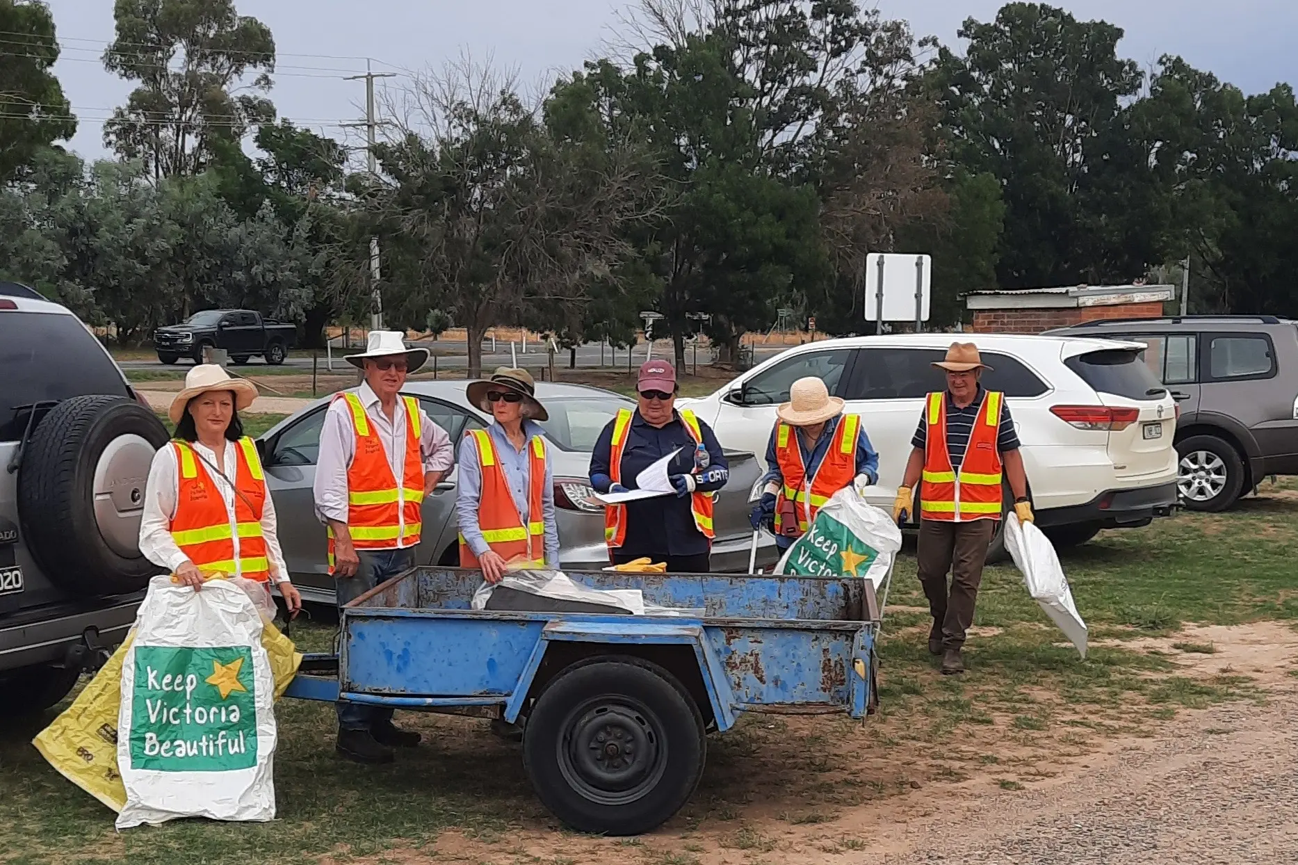 <p>A JOB WELL DONE: Julie Sands, Clive Pullen, Marg Pullen, Maureen O\\'Keeffe, Rosie Camillo, Sandro Camillo, deemed their Clean Up Australia day a success after removing 10 bags of rubbish plus larger discarded items from the roadside. </p>\\n