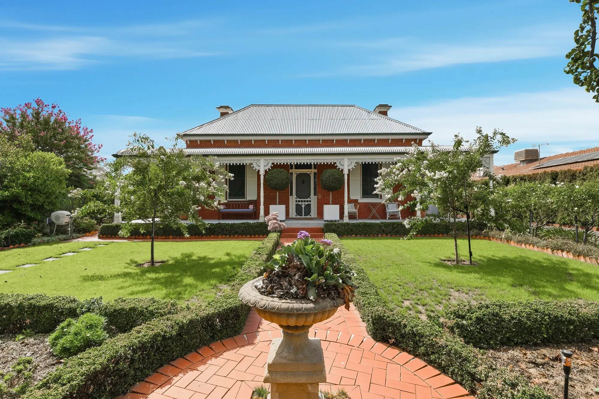 <p>Architecturally impressive, this a generational opportunity to buy 24 Caraselle Avenue overlooking the King River billabongs.</p>\\n