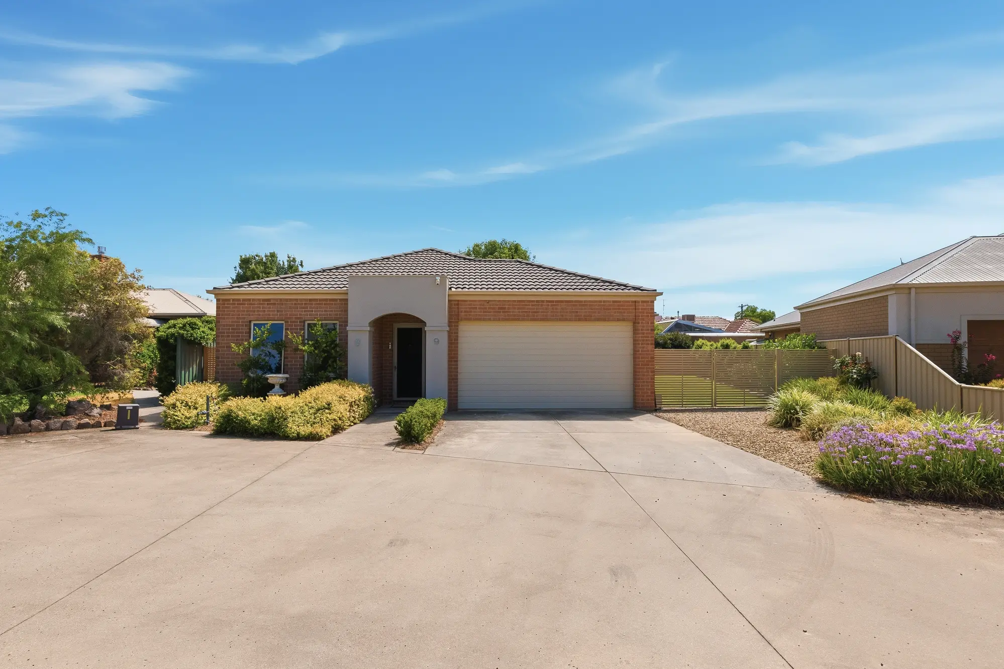 <p>This property is ideally located within walking distance to the CBD (1.4kms) and Coles Supermarket (1.3kms).</p>\\n