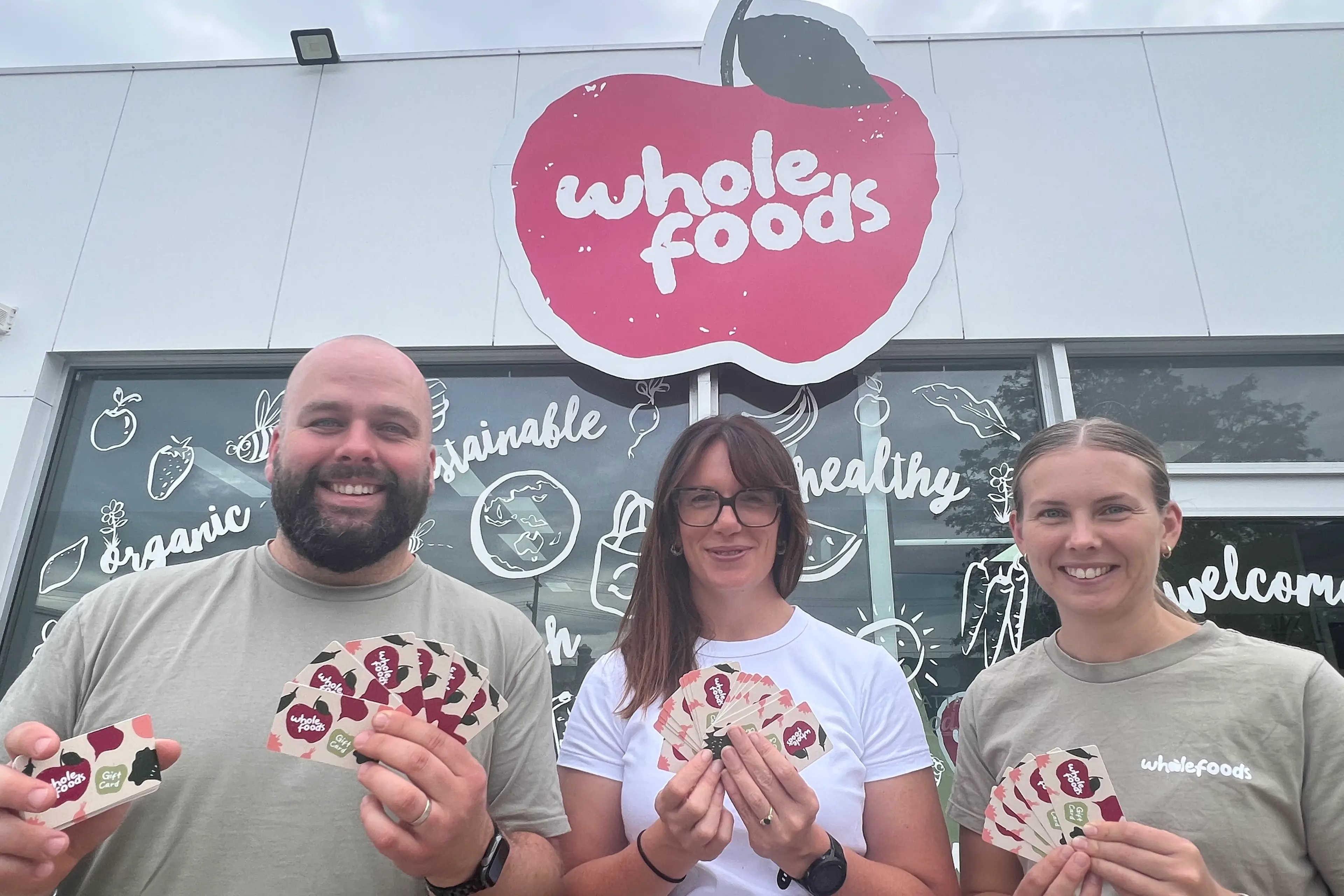 <p>SHARING THE WIN: Wangaratta Wholefoods\\' Jerry and Kacey (right) O\\'Callaghan presented CAV CEO Jamie Chubb with 20 $50 vouchers which CAV will use to support families and individuals in the community.</p>\\n