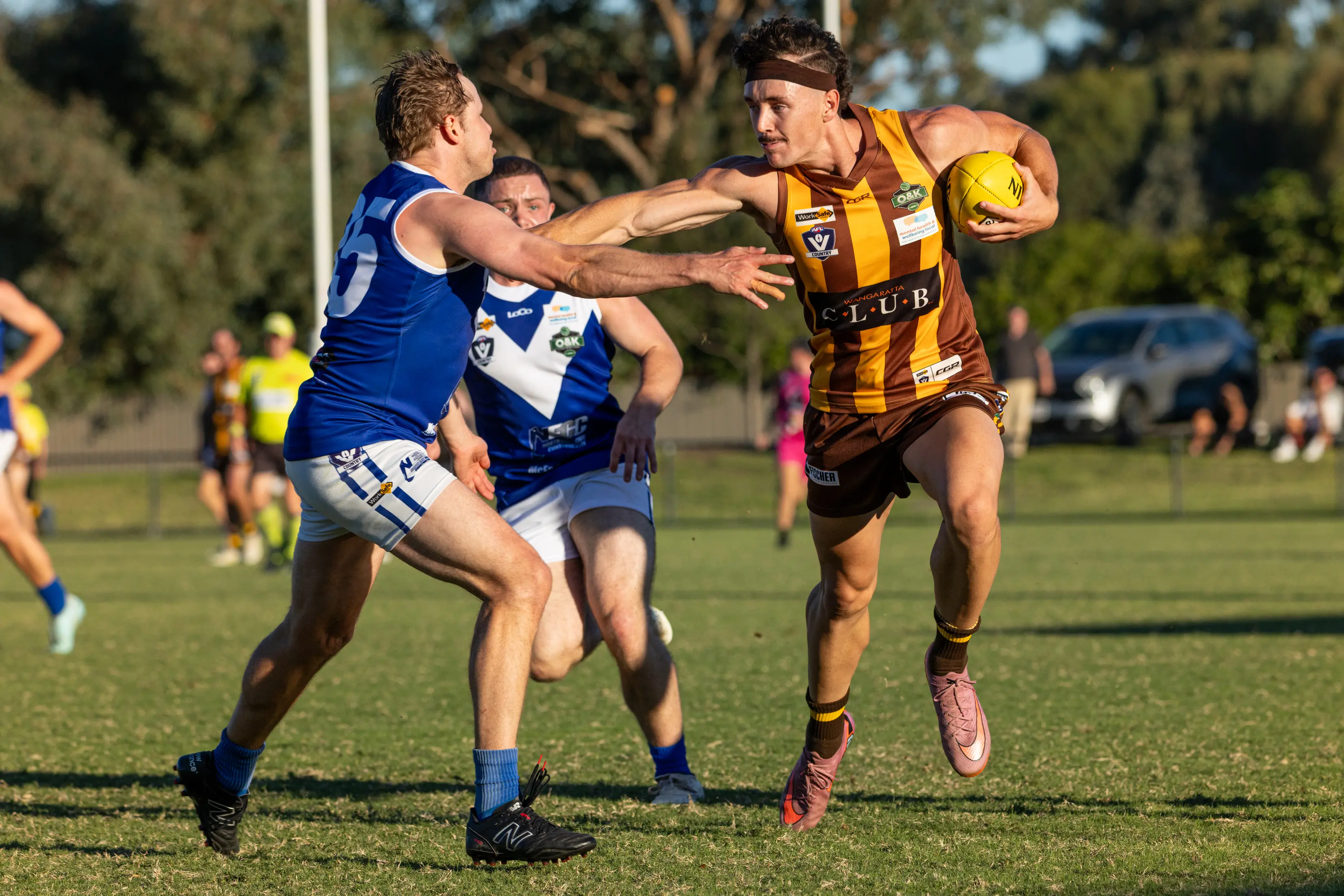<p>DON\\'T ARGUE: Sam Henderson fends off Riley Bacon in the Hawks\\' six-point opening round win. PHOTO: Marc Bongers</p>\\n