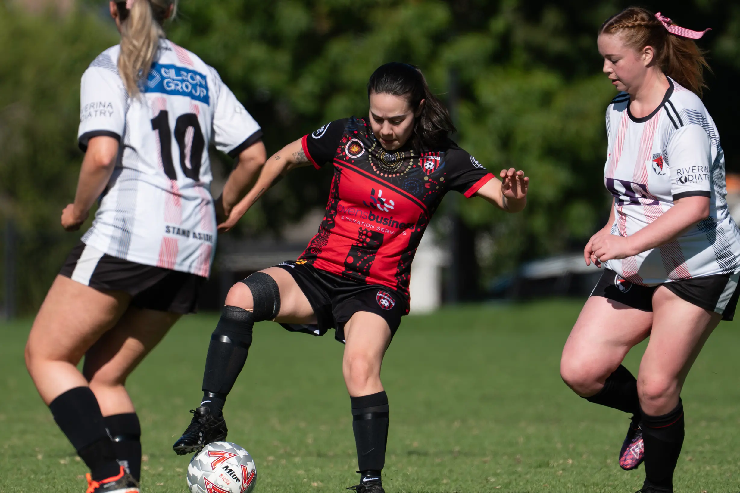 <p>FANCY FEET: Jade Garrett keeps her opponents guessing in Wangaratta City\\'s 3-1 win over Boomers on Sunday. PHOTO: Melissa Beattie</p>\\n