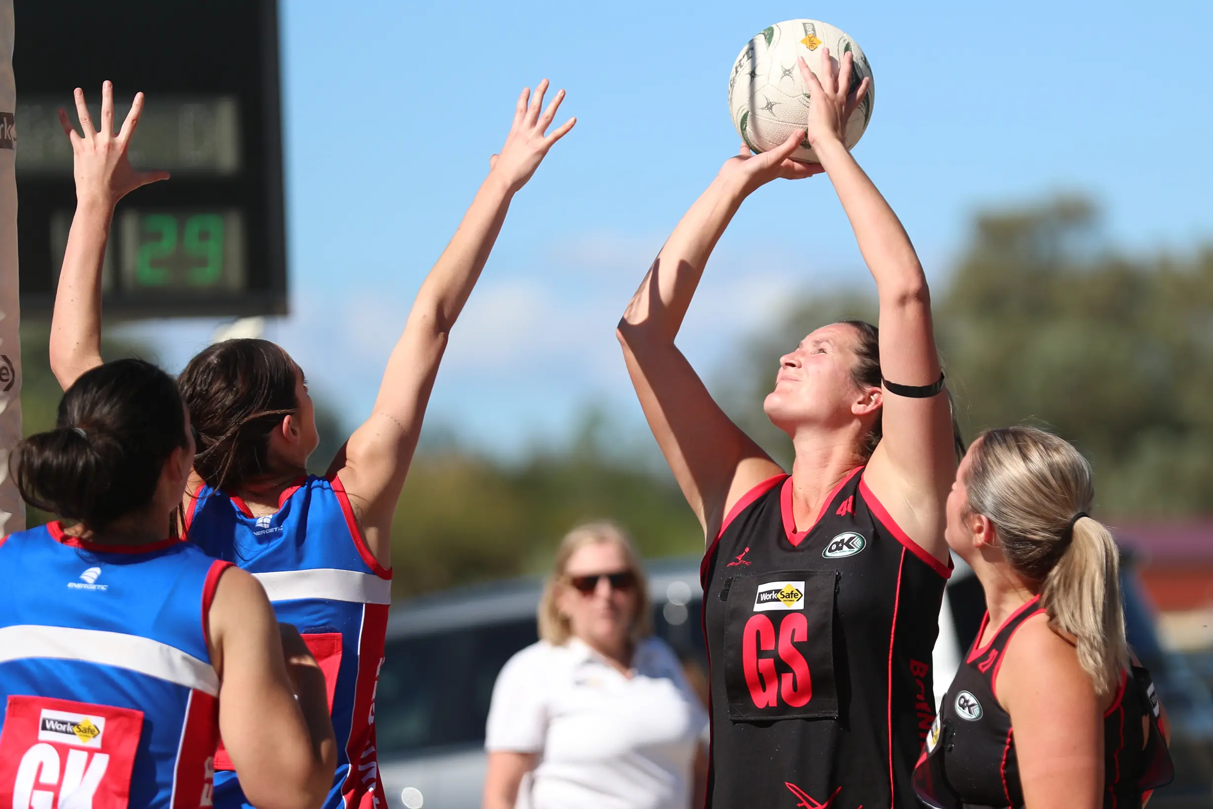 <p>SUPER SHOOTER: Amy Starzer led her team to victory over Tarrawingee in round one with a shooting masterclass. PHOTO: Melissa Beattie</p>\\n