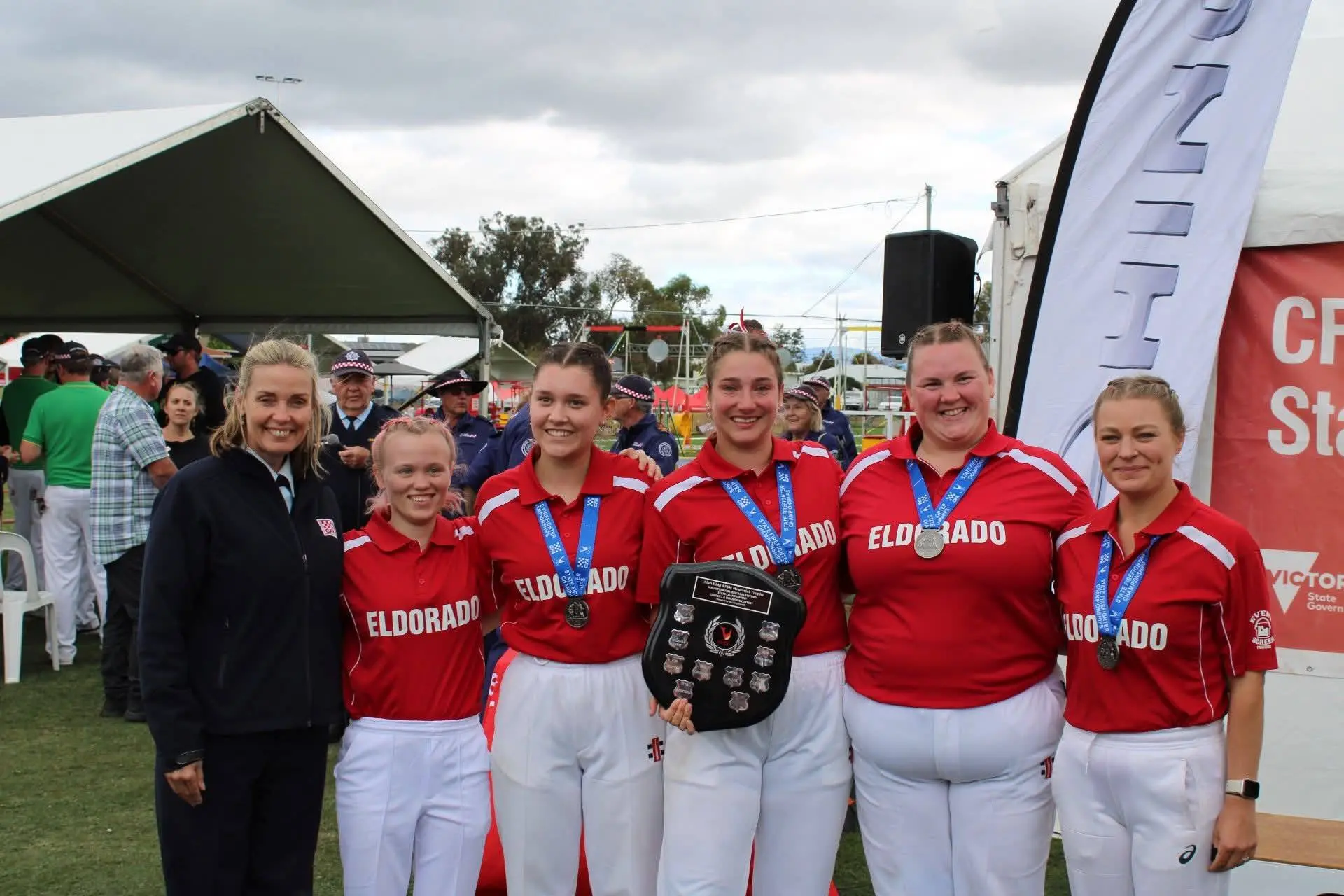 <p>NUMBER ONE: VFBV board president Samantha Collins (left) congratulates the Eldorado CFA brigade all women\\'s team of Rachel McKenzie, Chloe Mercer, Issy Simmons, Sharlee Smith and Sarah Patterson on their win last weekend at the CFA state championships. </p>\\n