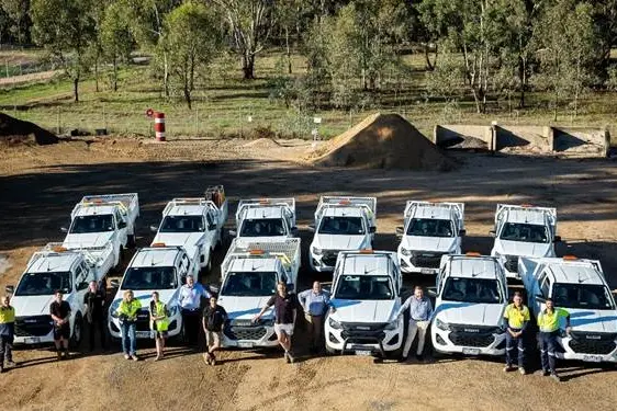 <p>SUPPORTING LOCAL ECONOMY: Council\\u2019s new fleet and staff with local business partners in Wangaratta Motor Group, Wangaratta Offroad & Mechanical, David Battin Electrical and Grimshaw Signs.</p>\\n