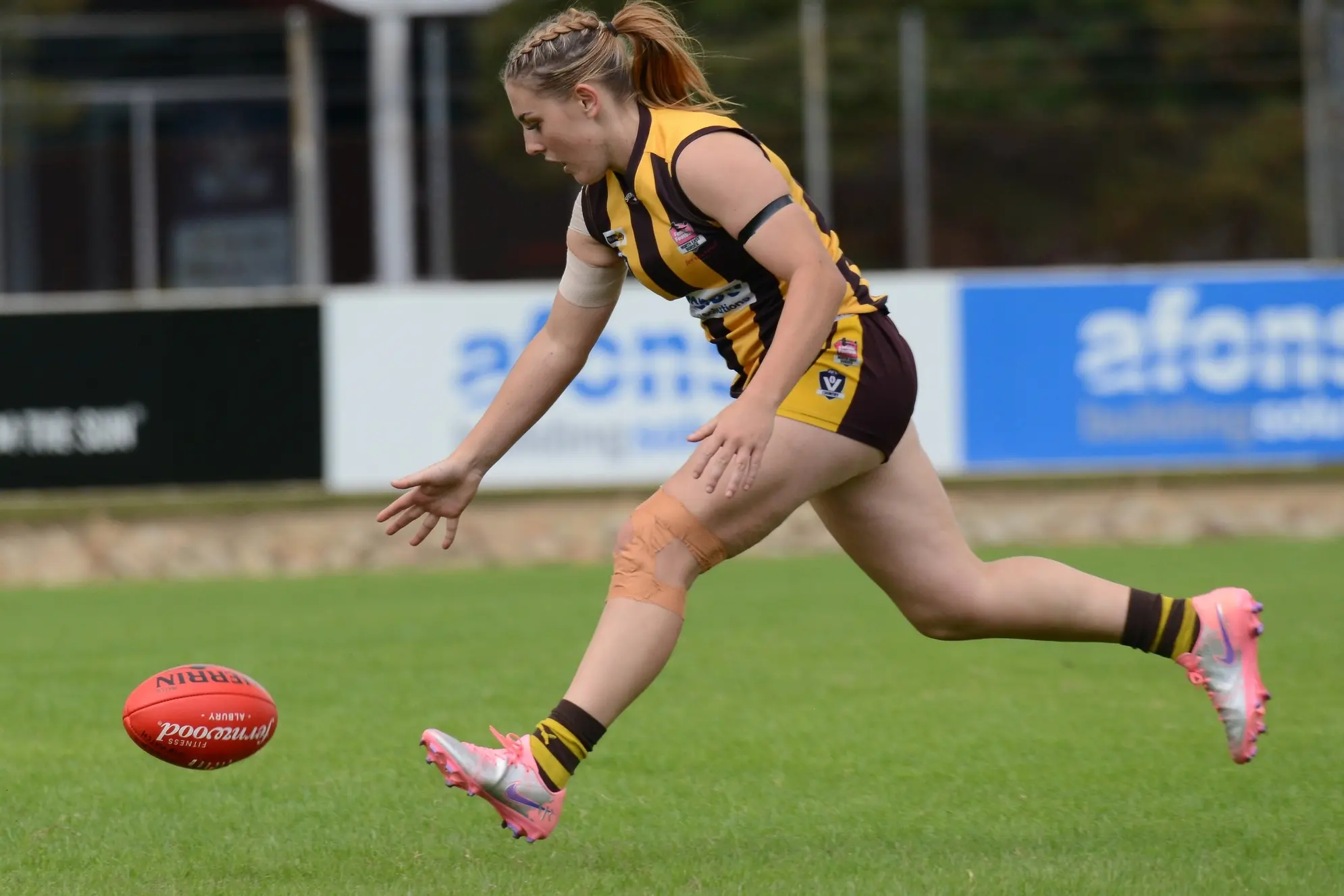 <p>LOOSE BALL: Bridie Davies tracks down a tumbling footy. PHOTO: Kev McGennan</p>\\n