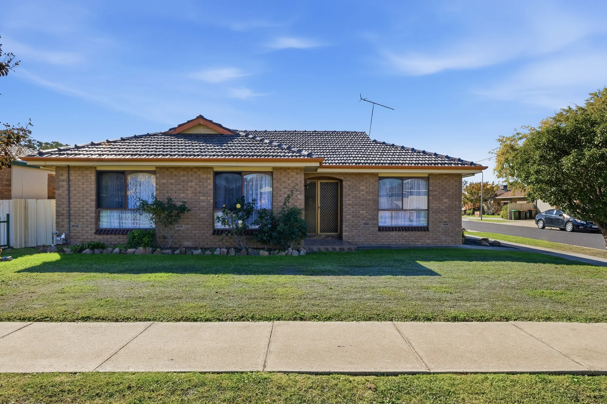 <p>Located within close proximity to daycare, schools, shops and the athletics oval.</p>\\n