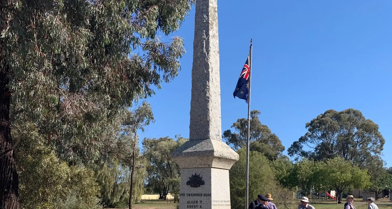 Large turnout to honour ANZAC Day