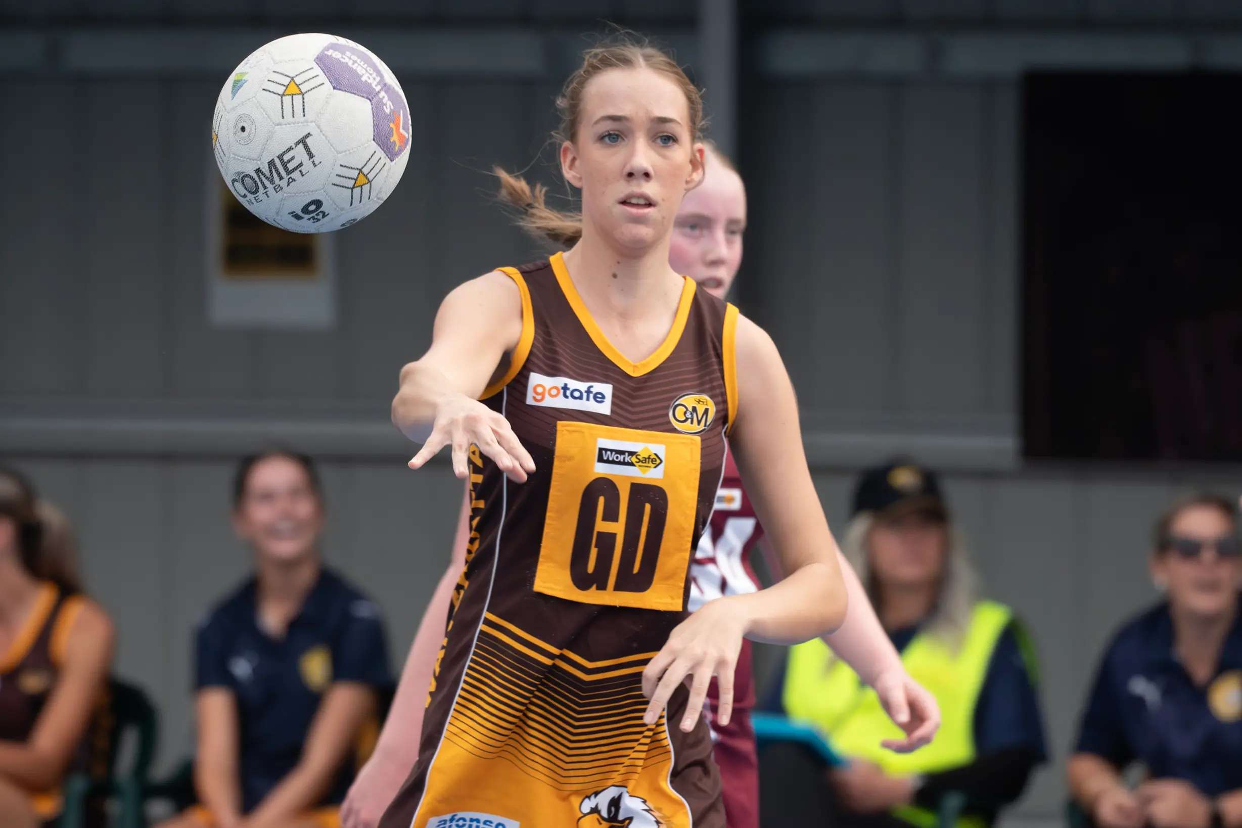 <p>UNDER SIEGE: Lily Palmer shoots out a pass in the clash against Wodonga Bulldogs. PHOTO: Melissa Beattie</p>\\n