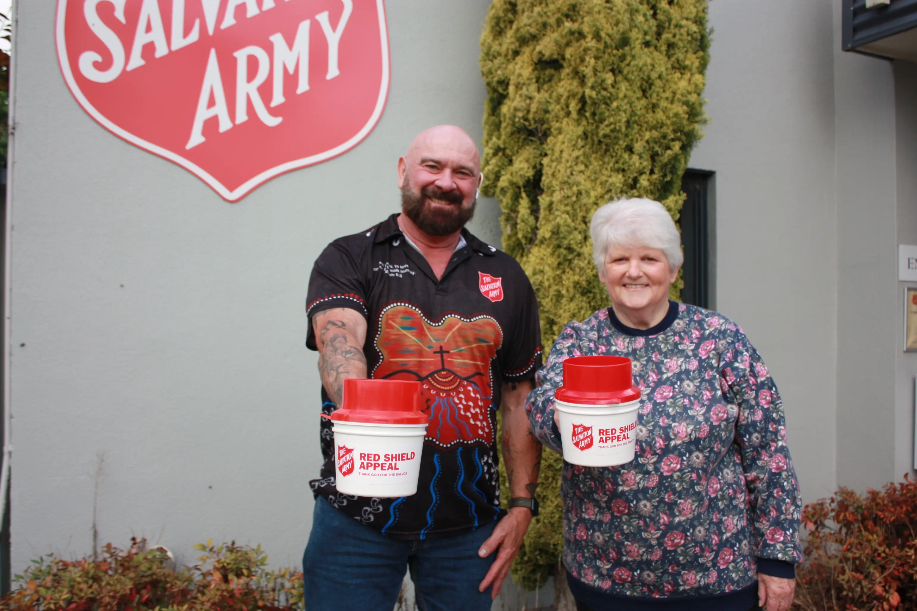 <p>GIVE WHAT YOU CAN: Wangaratta Salvation Army corps officer Stan Oldfield and volunteer Cheryl Bridgefoot encourage locals to spare some change for the Red Shield Appeal this year. PHOTO: Grace Fredsberg </p>\\n