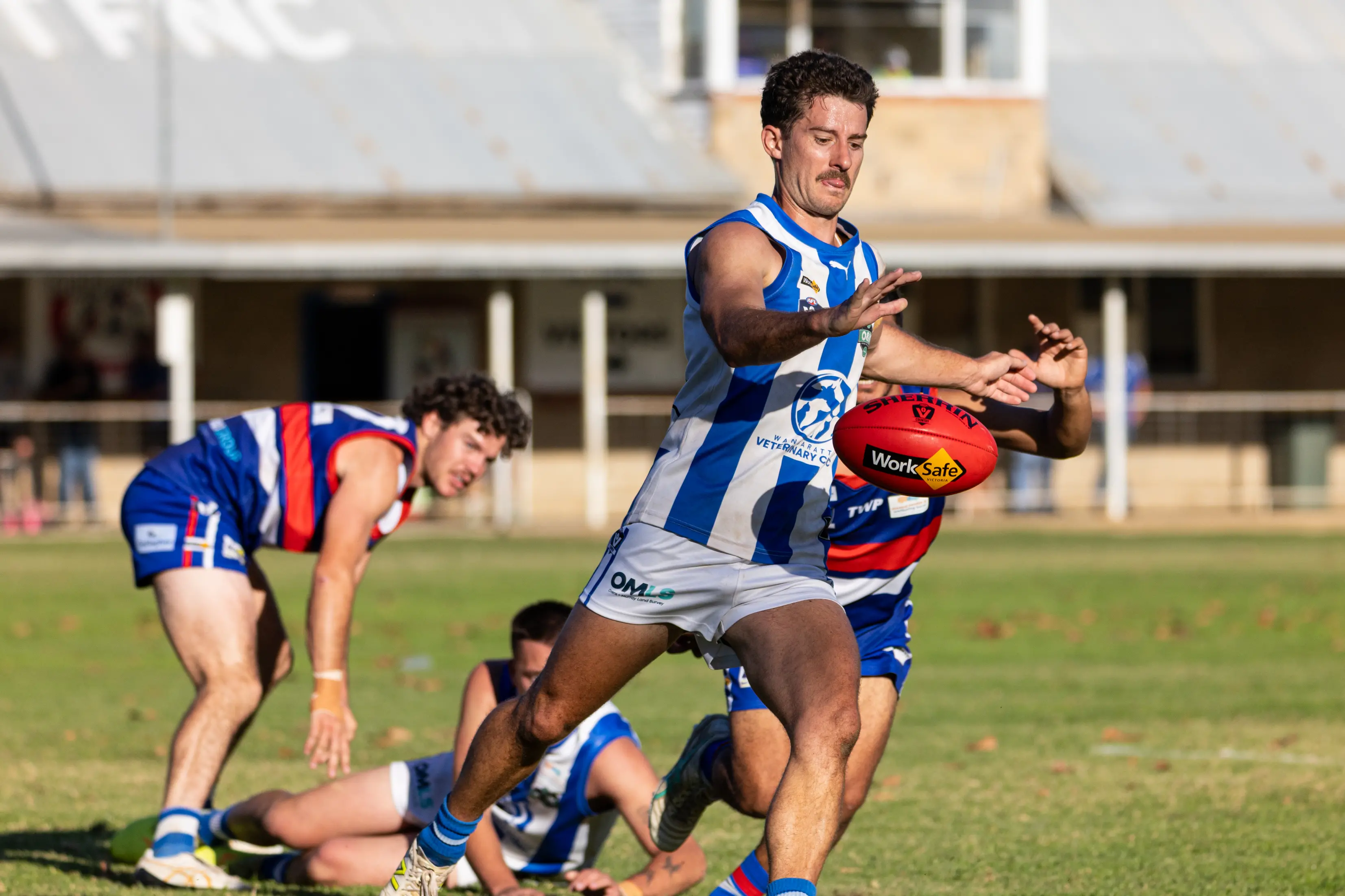 <p>CLEARING BALL: Charlie Davies clears the ball from King Valley\\'s defensive 05. PHOTO: Marc Bongers</p>\\n