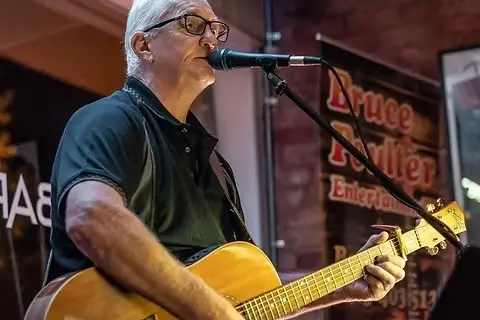 <p>WORLD OF EXPERIENCE: Local entertainer Bruce Poulter returns to Da Vinci Social Club on Sunday 7 June. </p>\\n