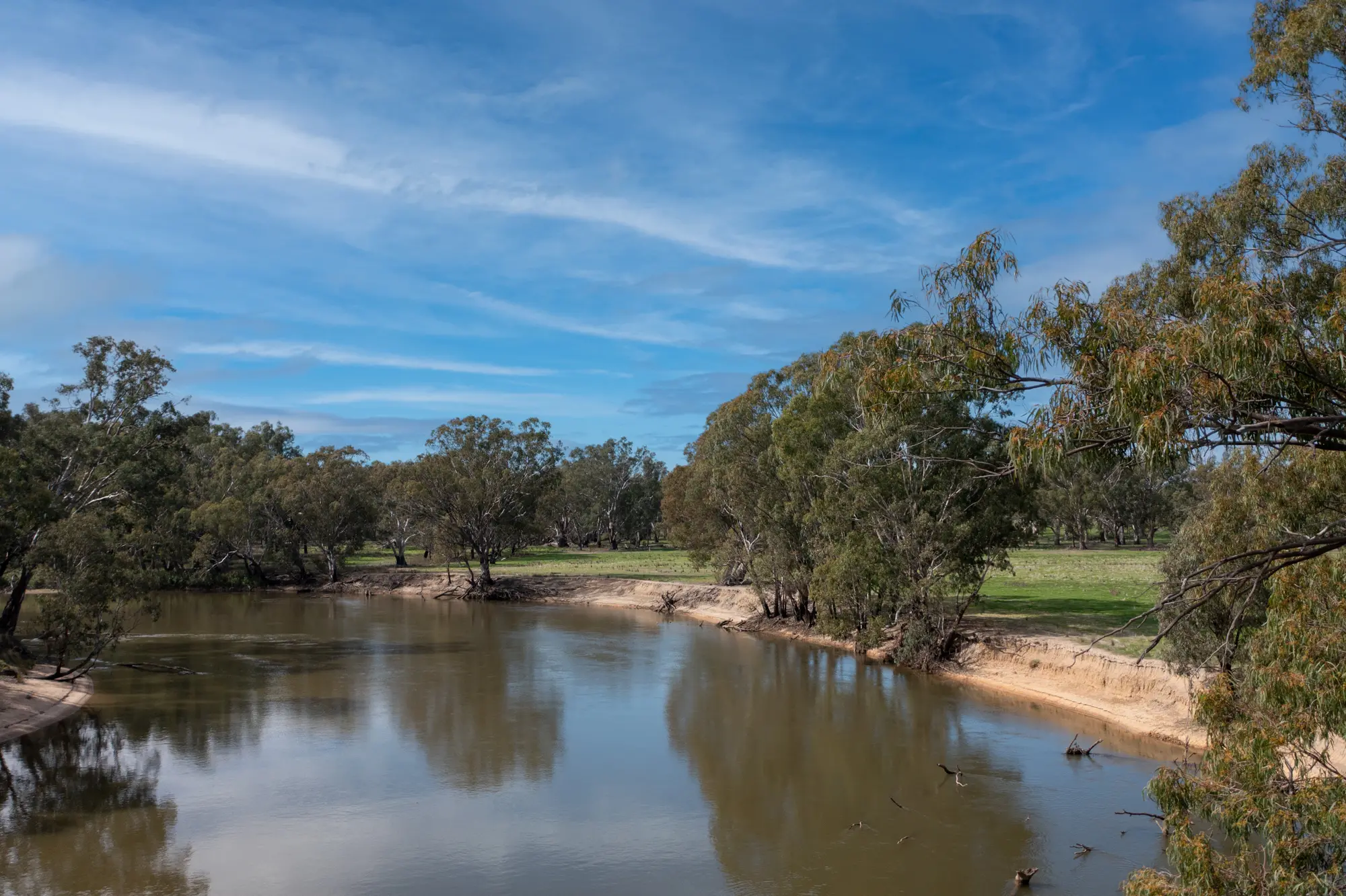 <p>RARE MURRAY RIVER FRONTAGE: This exceptional holding of more than 300 acres offers approximately 3km of absolute frontage to the mighty Murray River.</p>\\n