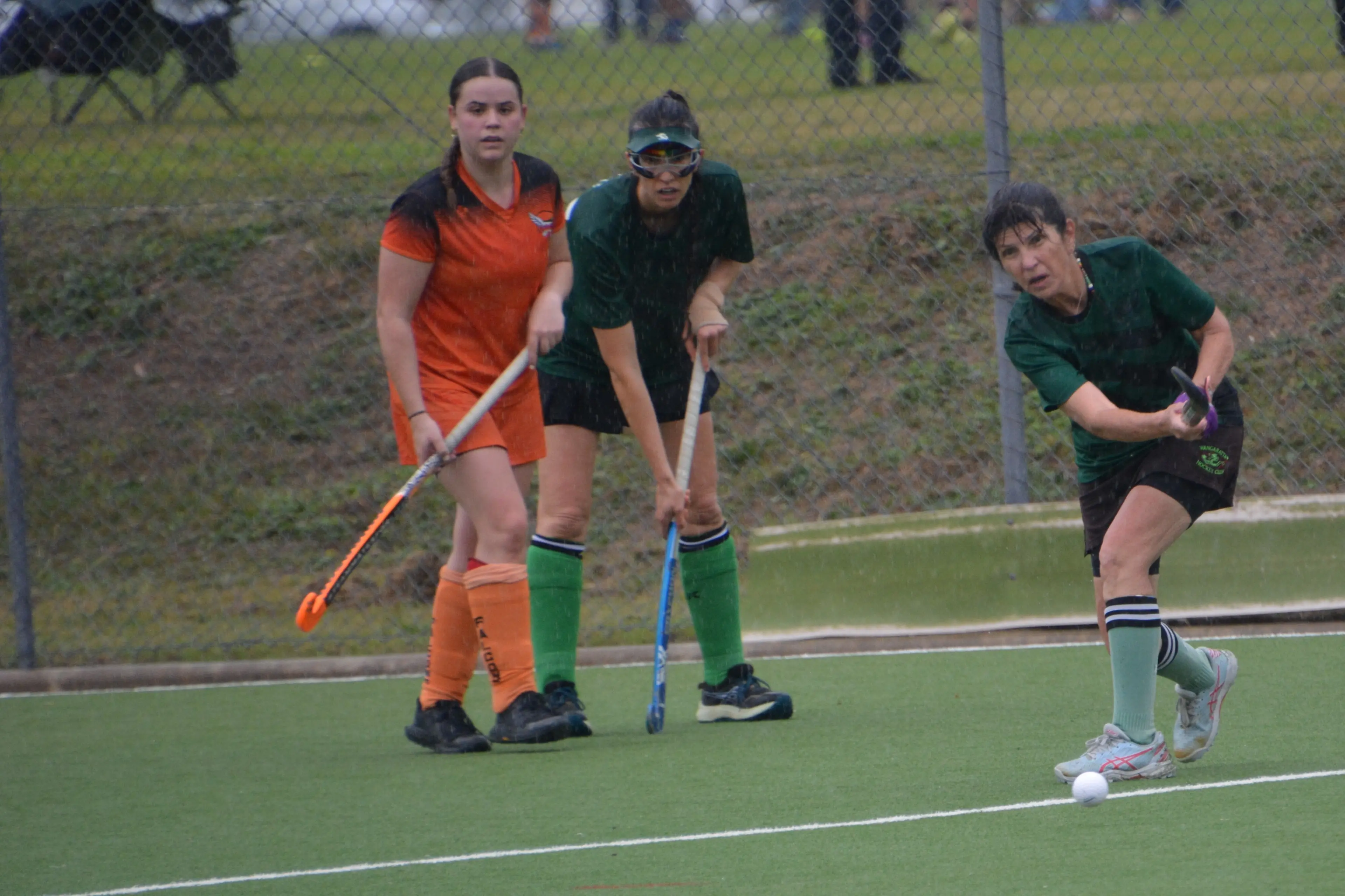 <p>PLAYING IN THE RAIN: Leslie Forman sends a pass across the field in tough conditions. PHOTO: Kylie Samson</p>\\n