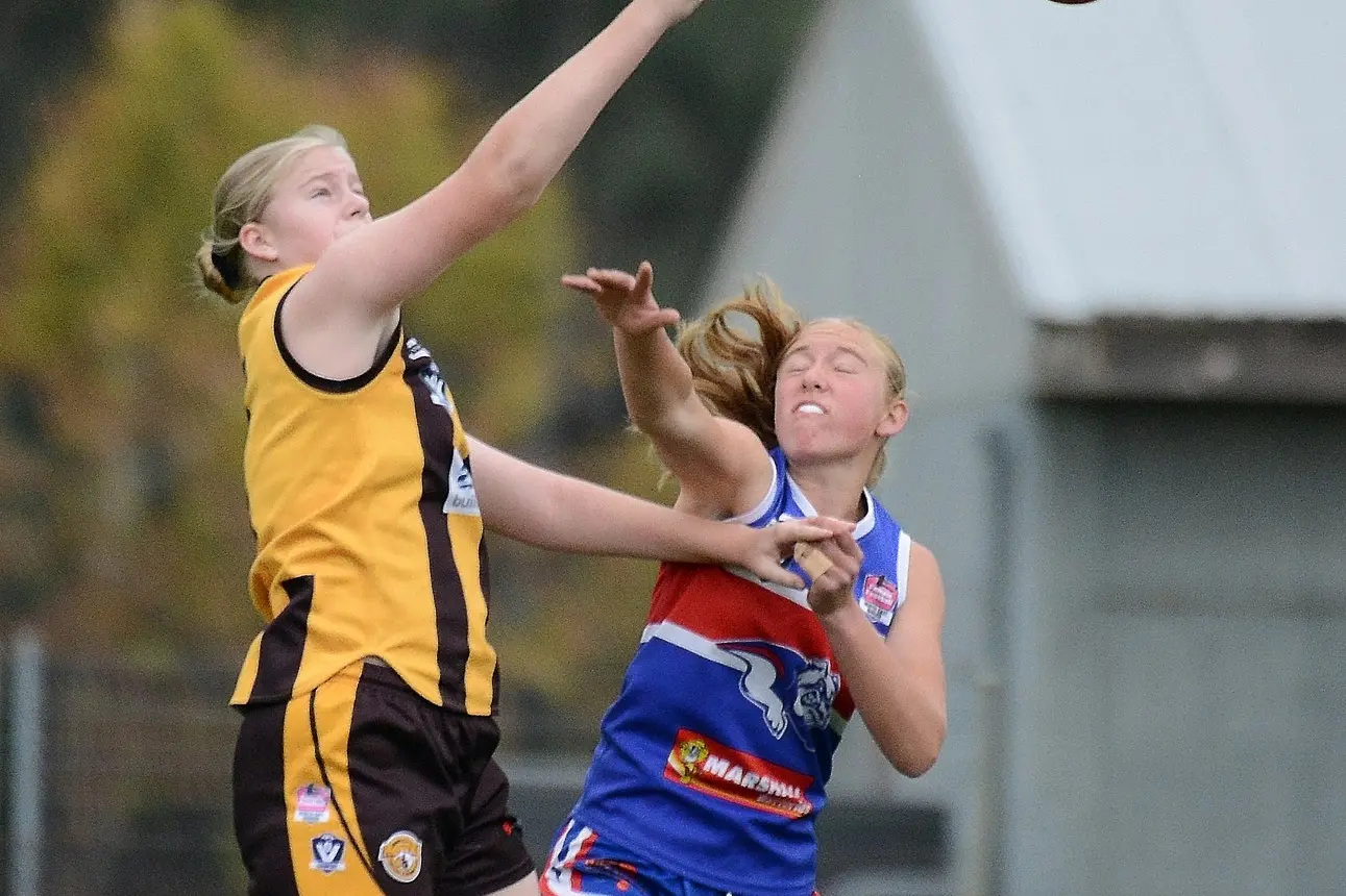 <p>SPOILED: Amy Lowe comes from behind with the spoiling fist. PHOTO: Kev McGennan</p>\\n